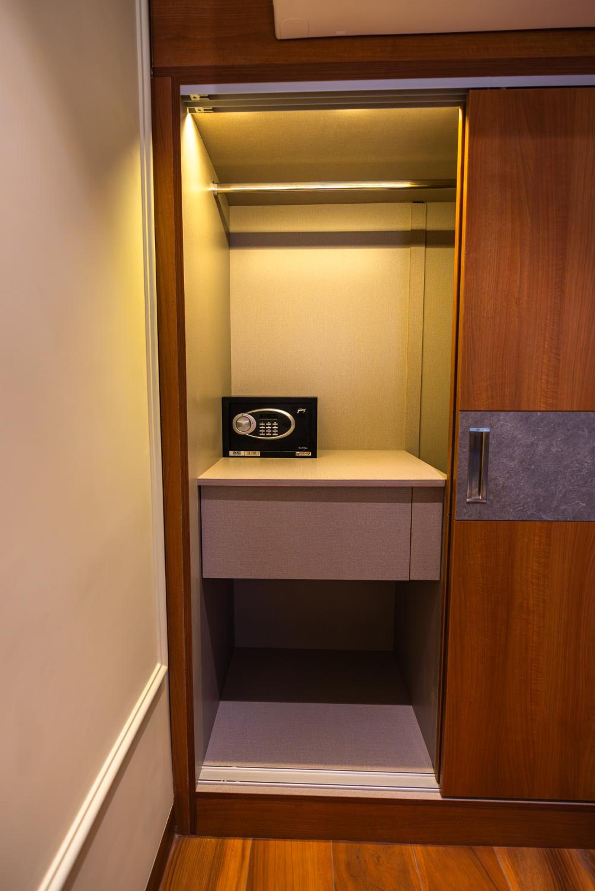 Deluxe Room - Photo 11