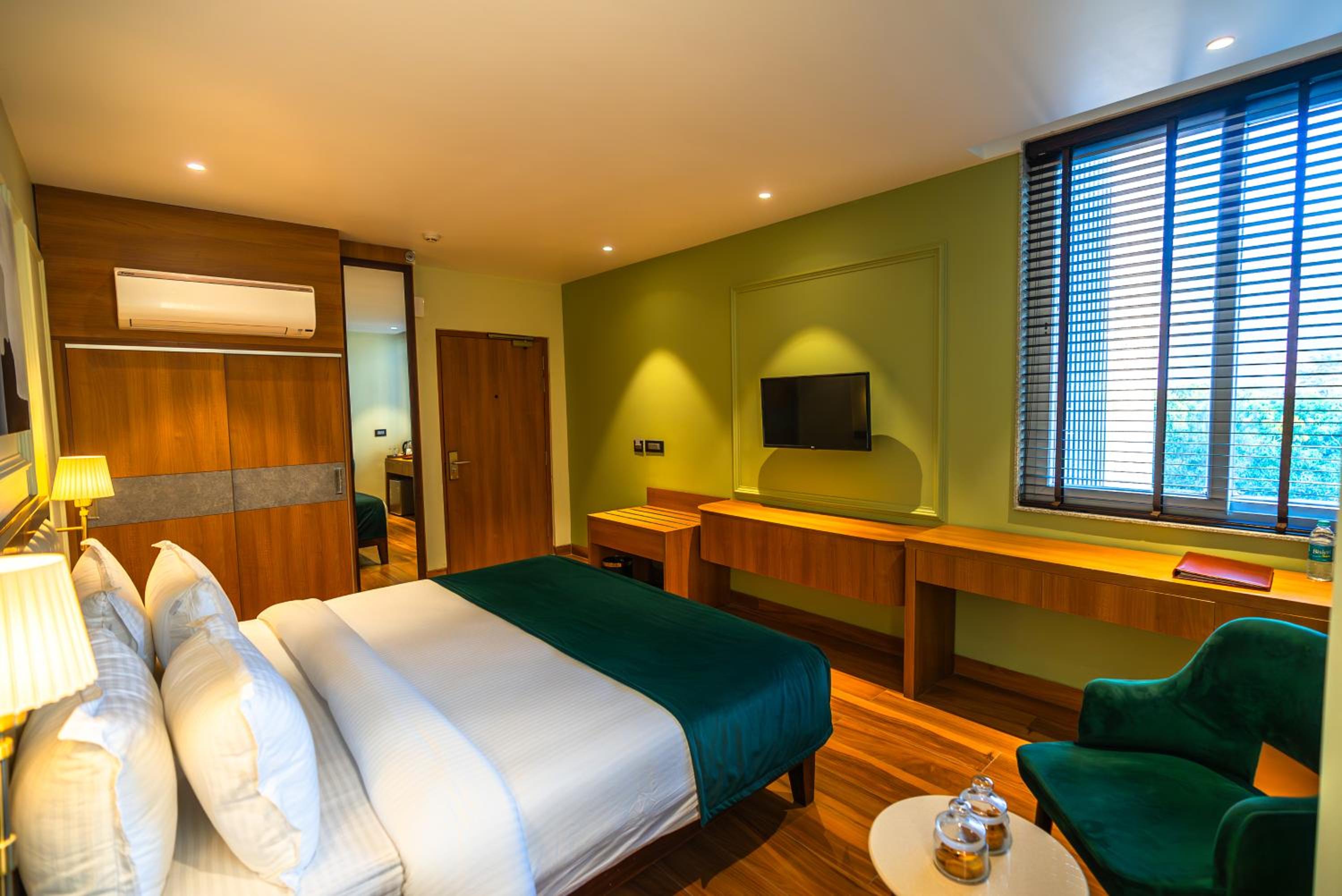 Deluxe Room - Photo 10
