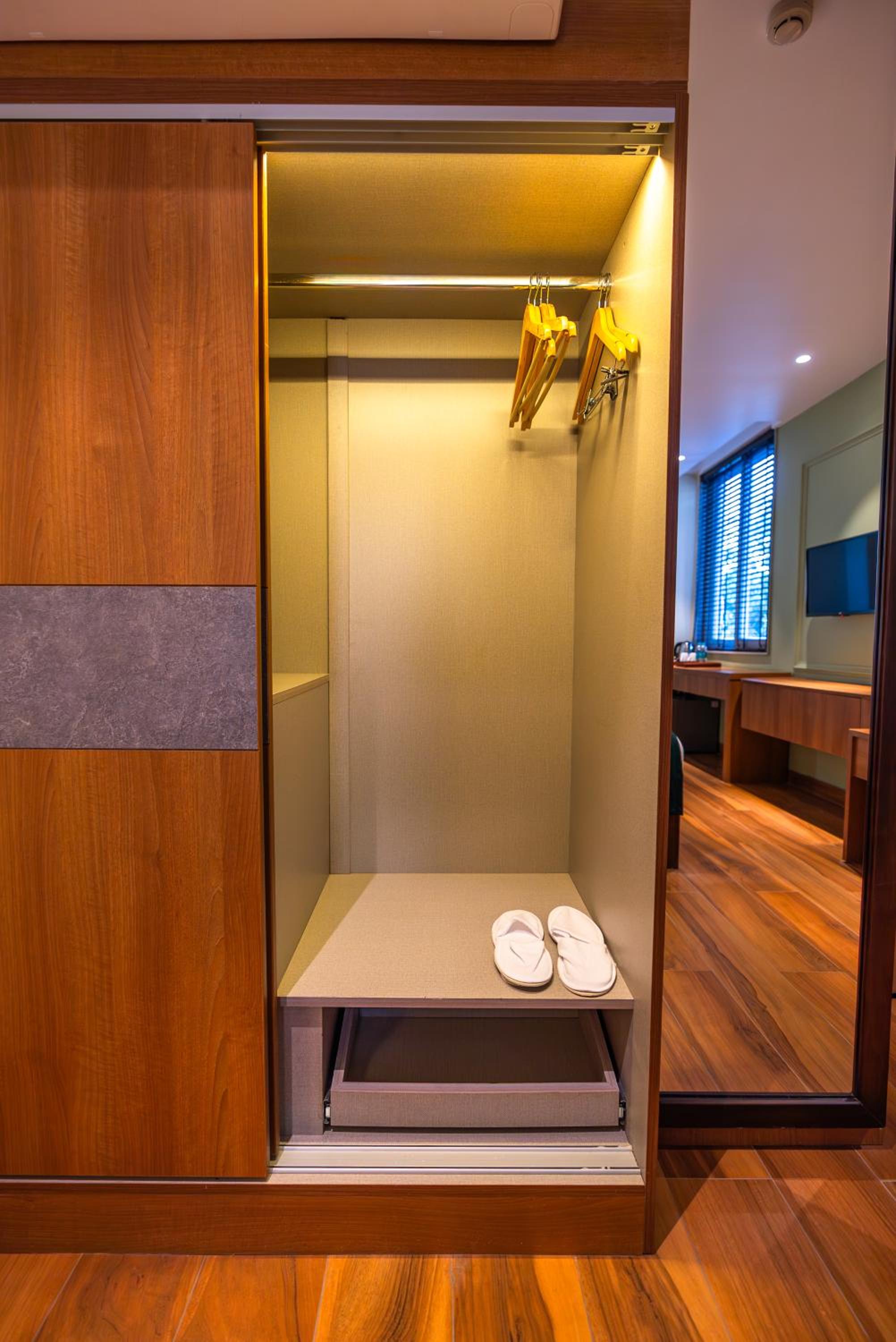 Deluxe Room - Photo 7
