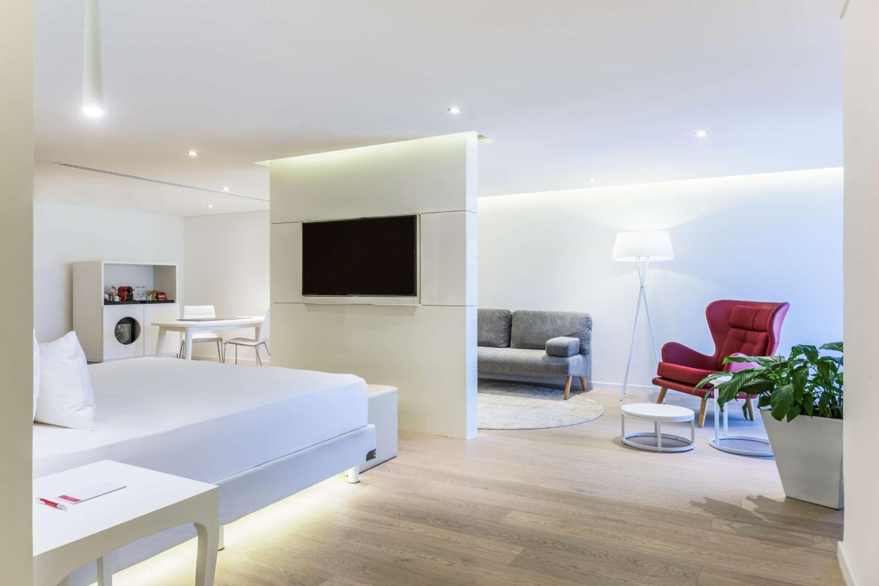 Suite - Photo 1