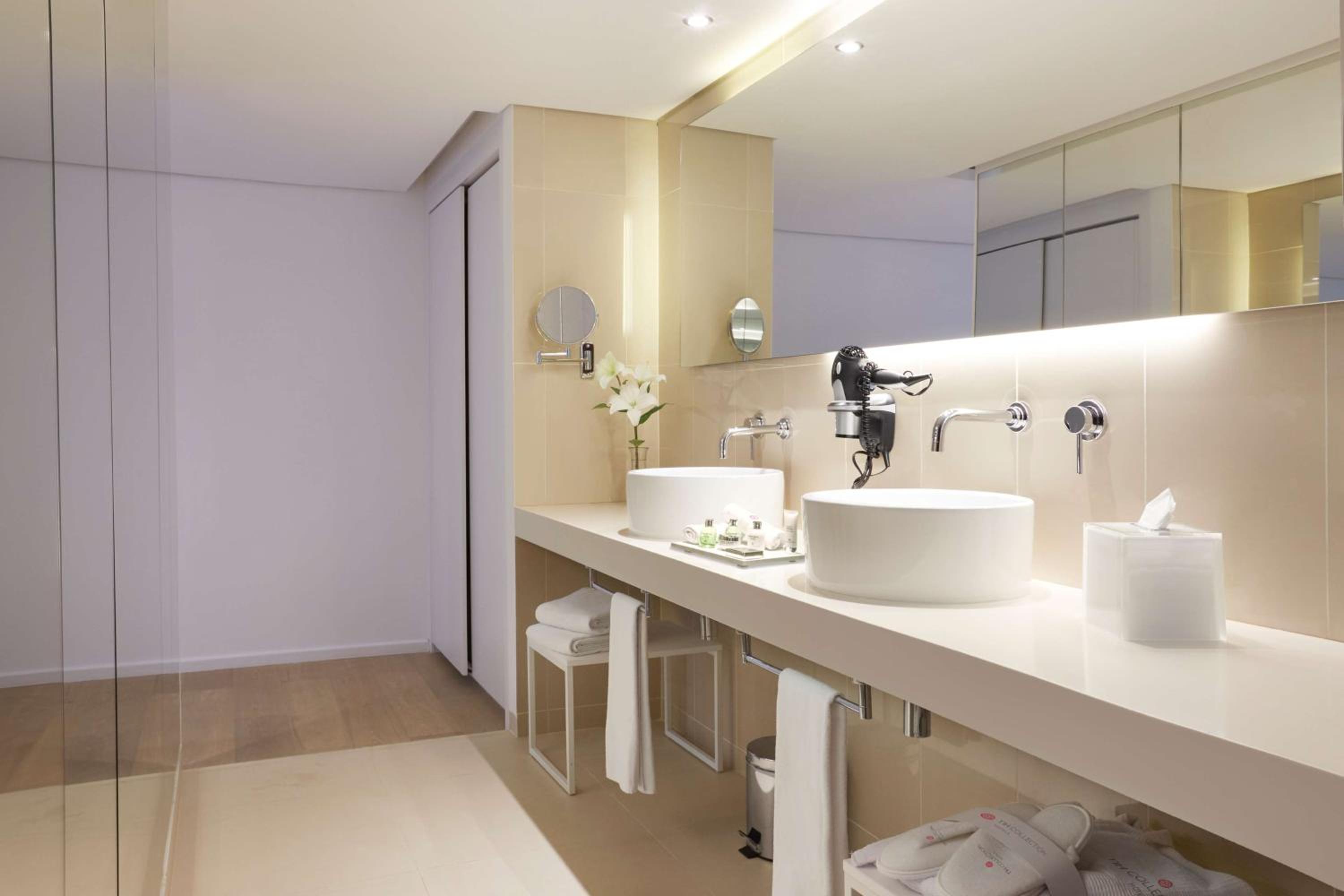 Suite - Photo 3