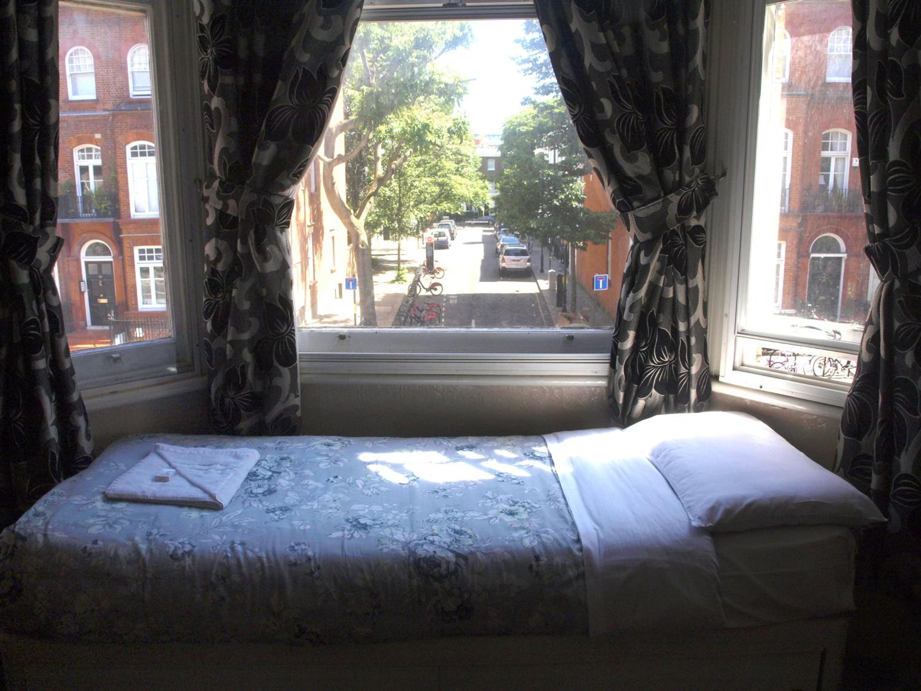 Double Room with Extra Bed photo 2