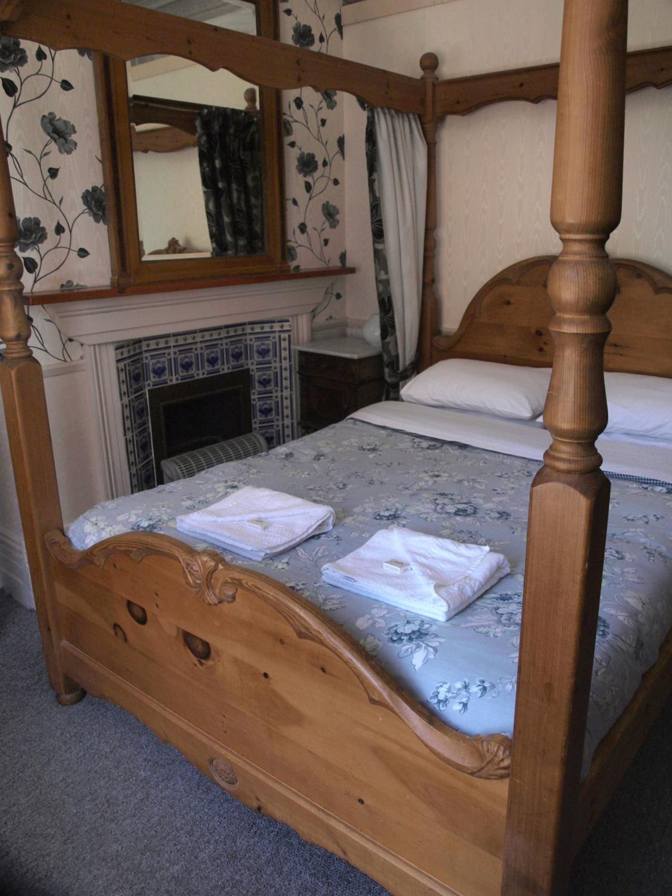 Double Room with Four Poster Bed photo 3