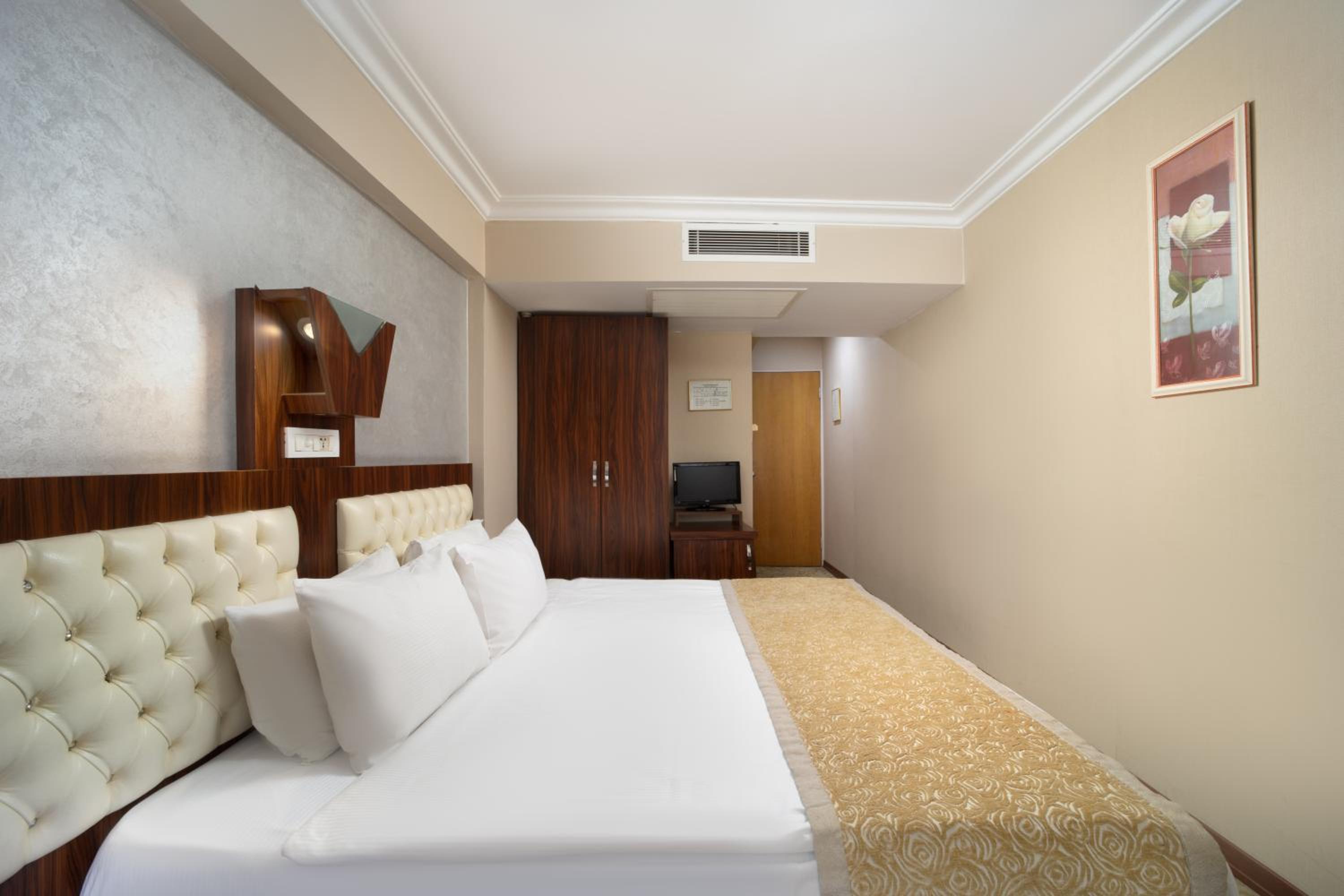 Basic Triple Room photo 2