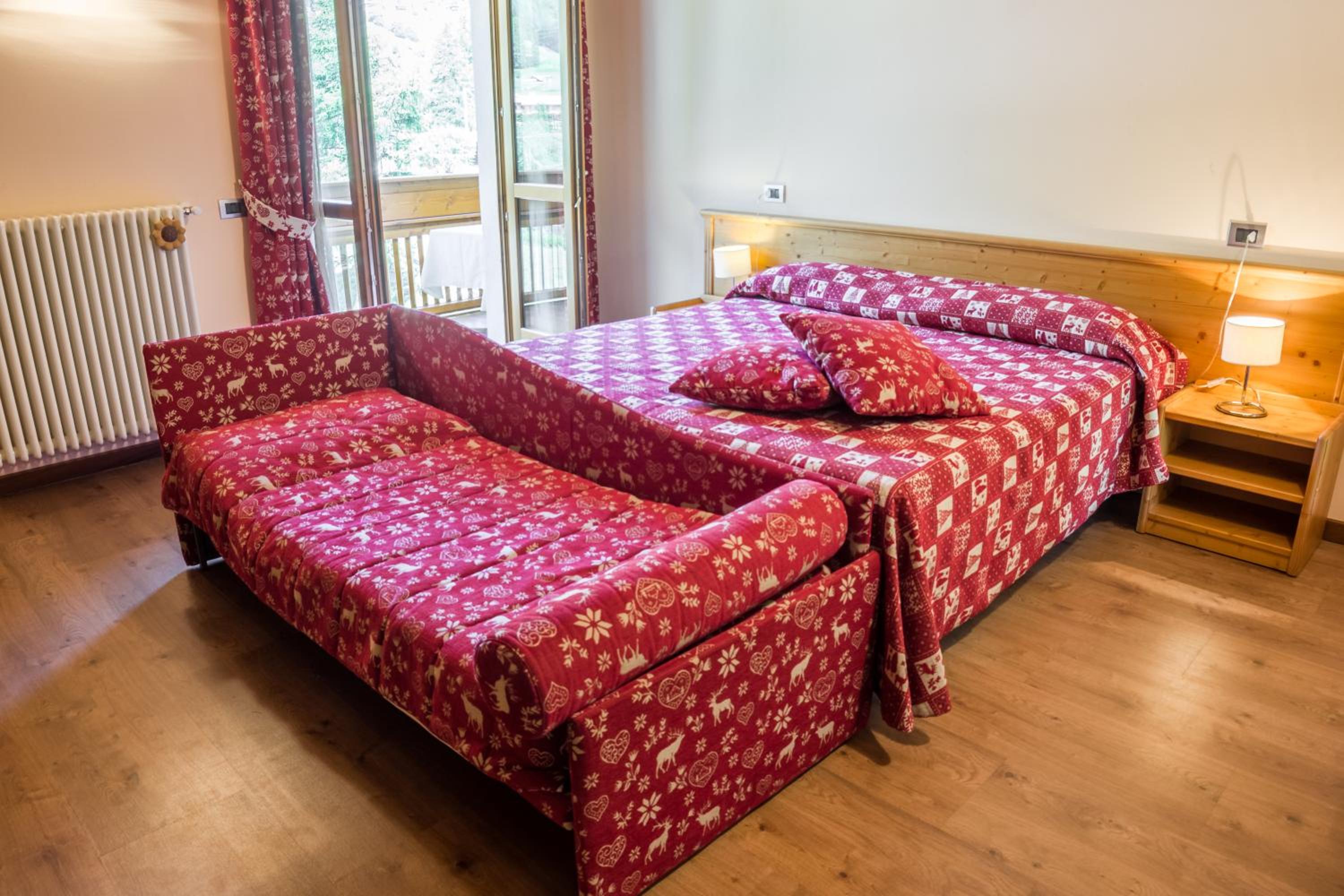 Family Room with Balcony (2 Adults + 2 Children) - Photo 5