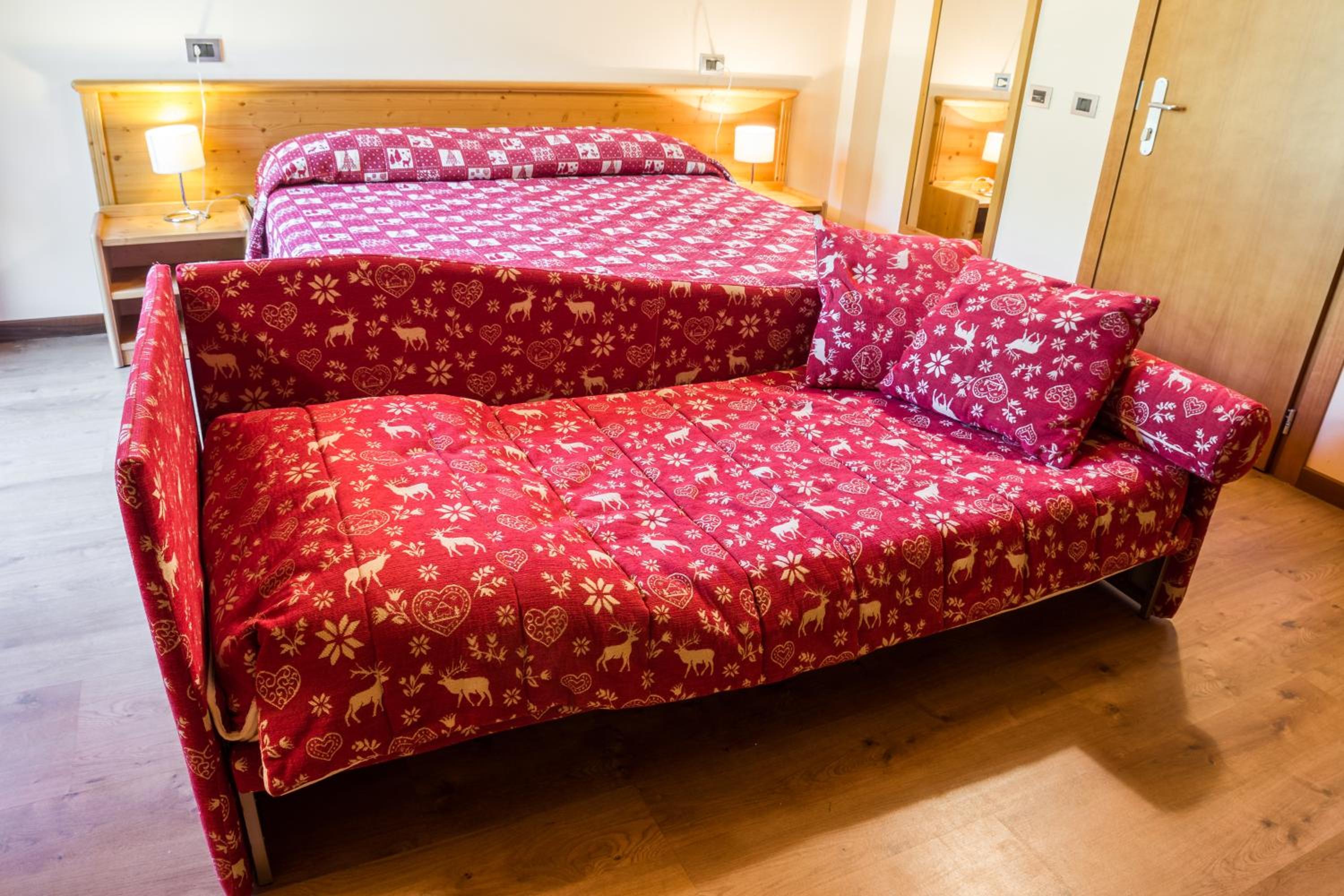 Family Room with Balcony (2 Adults + 2 Children) - Photo 3