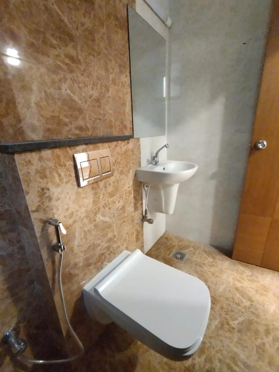 Deluxe Double Room (2 Adults + 1 Child) - Photo 2