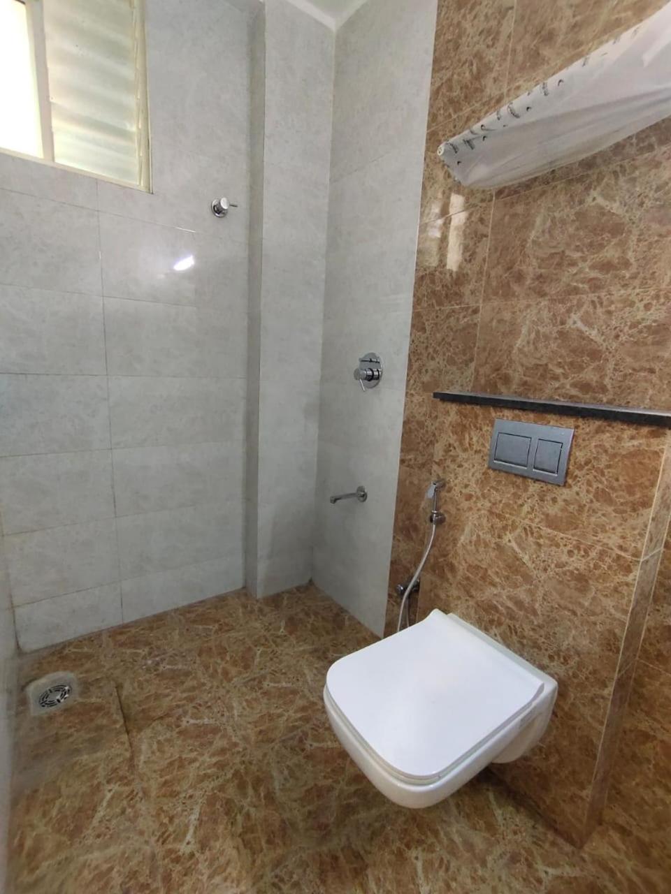 Deluxe Double Room (2 Adults + 1 Child) - Photo 3