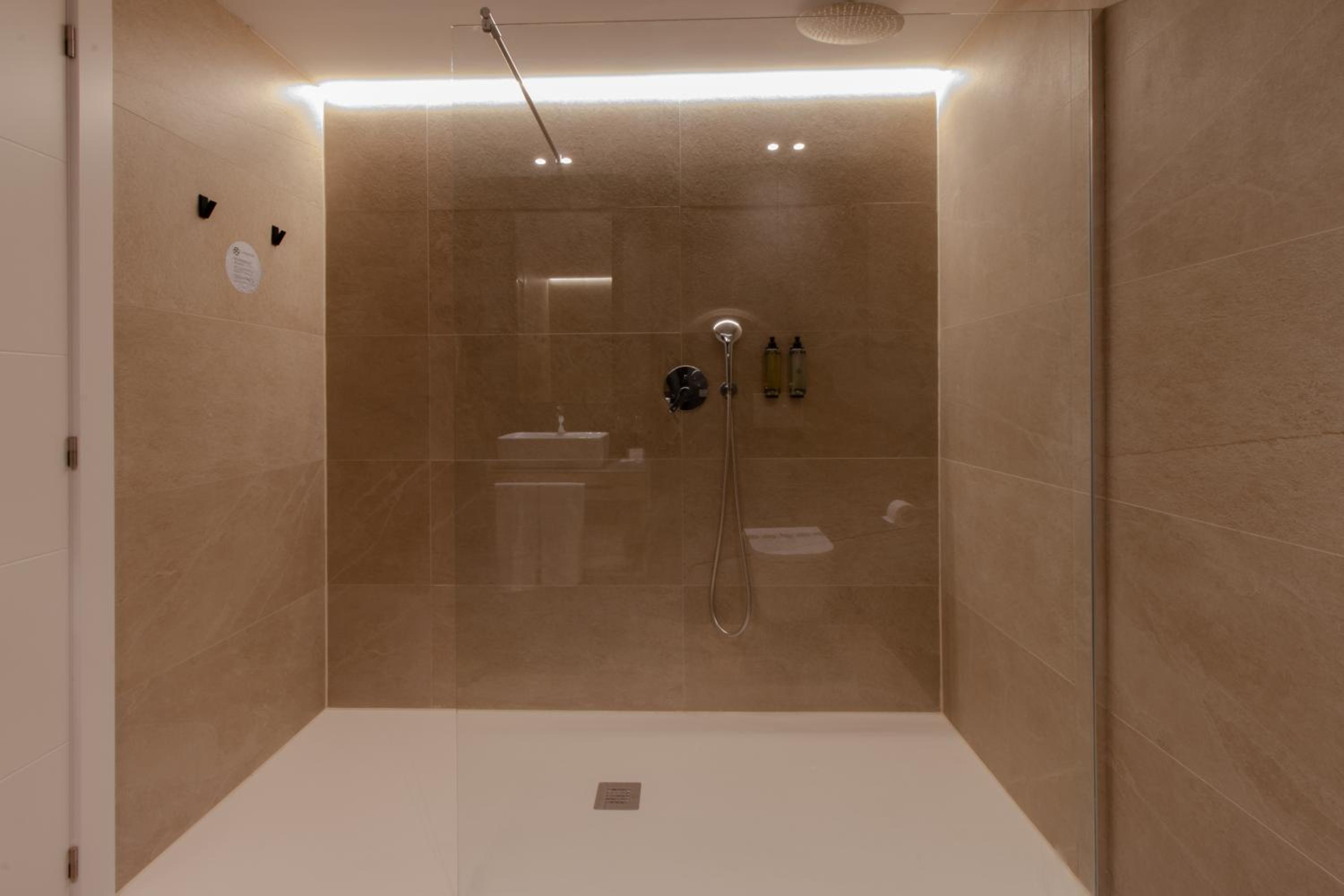 Twin Room - Photo 16