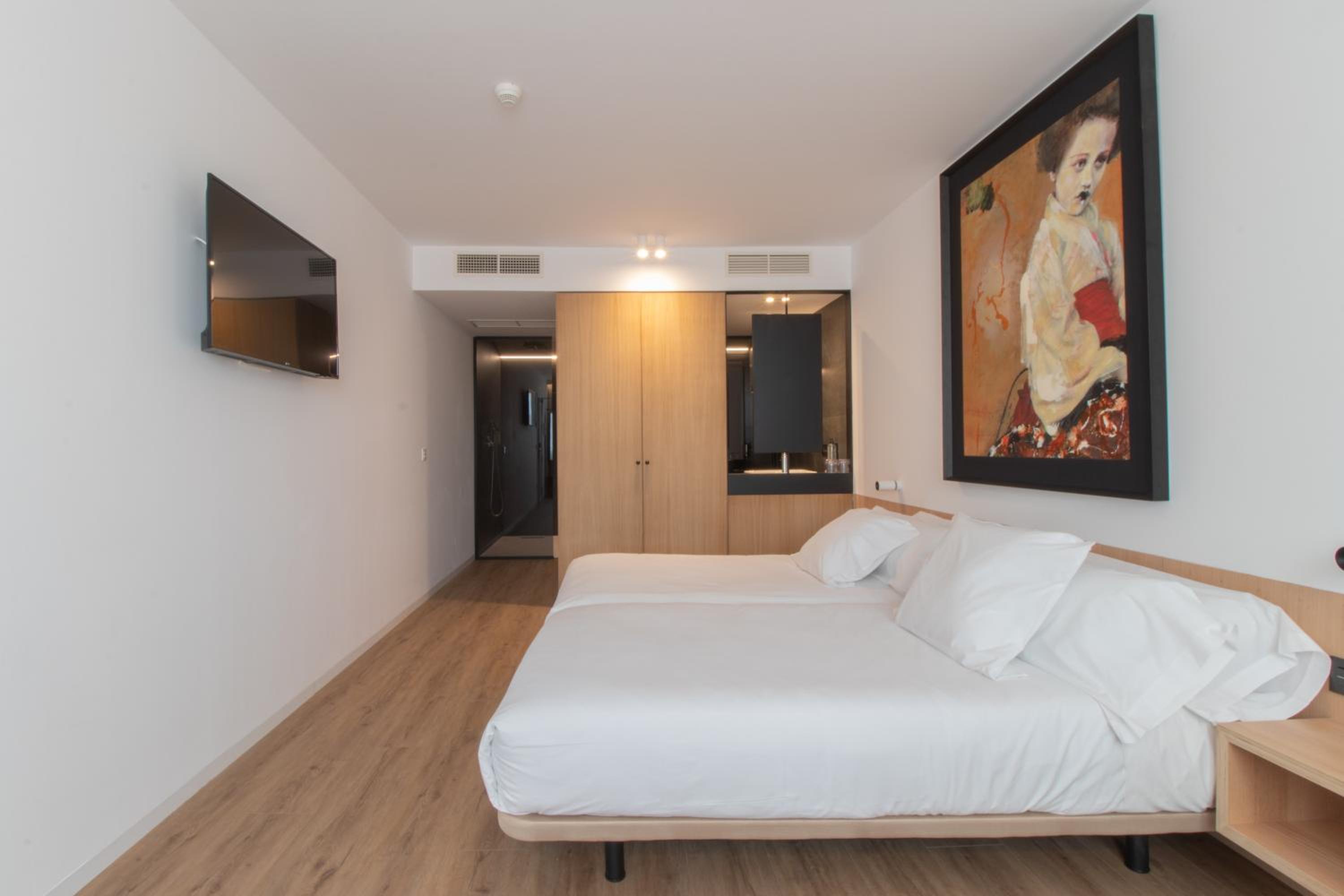 Twin Room - Photo 12