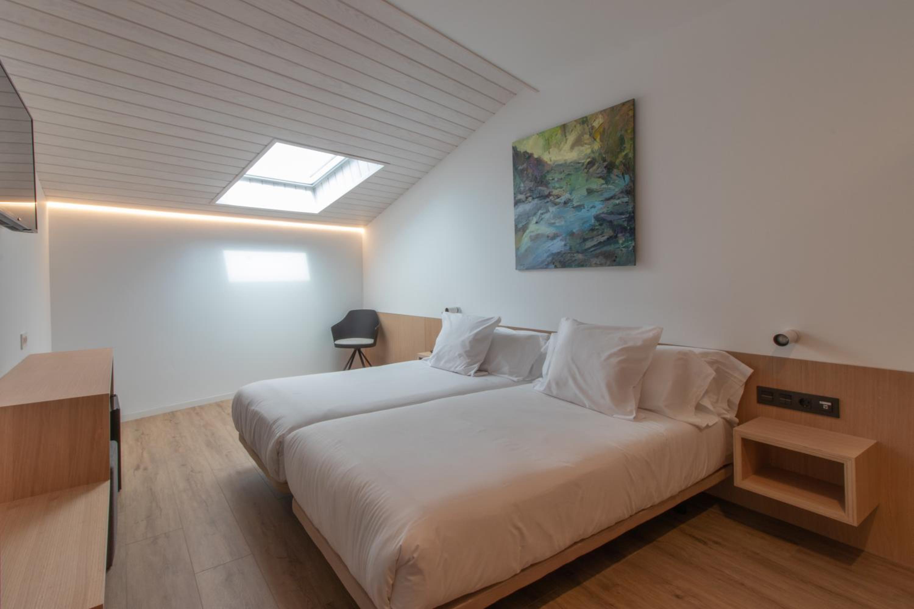 Twin Room - Photo 11