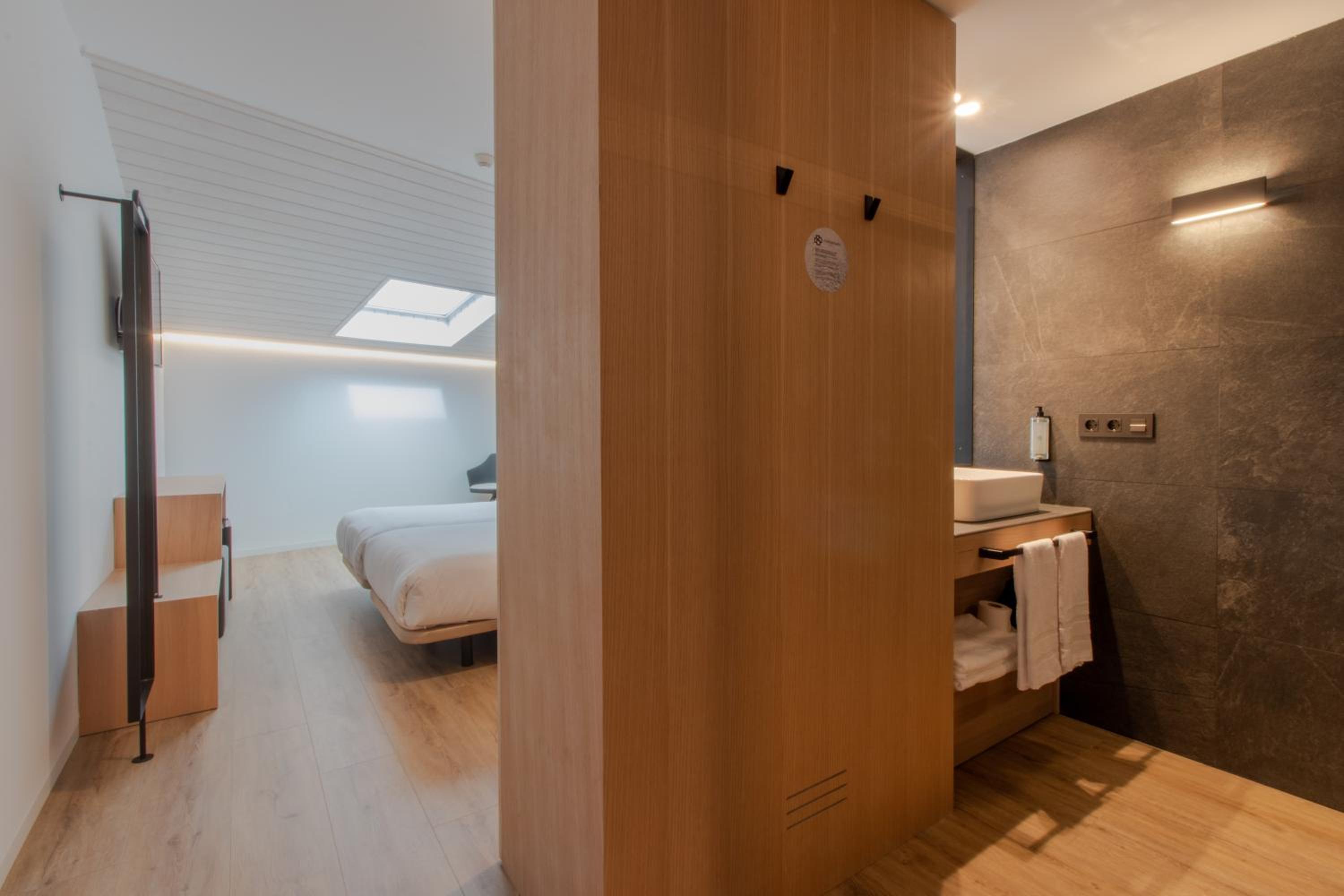 Twin Room - Photo 9