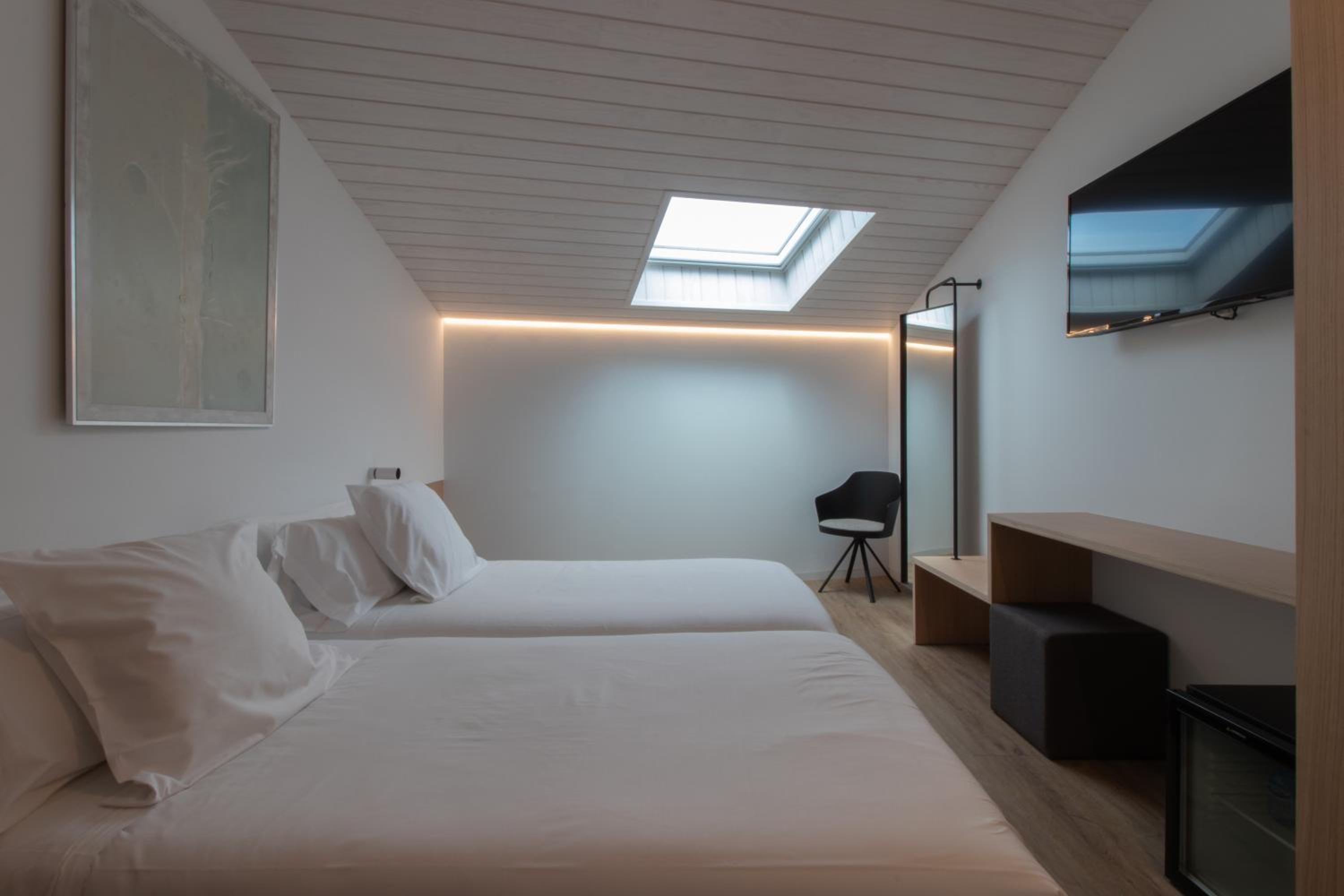 Twin Room - Photo 2