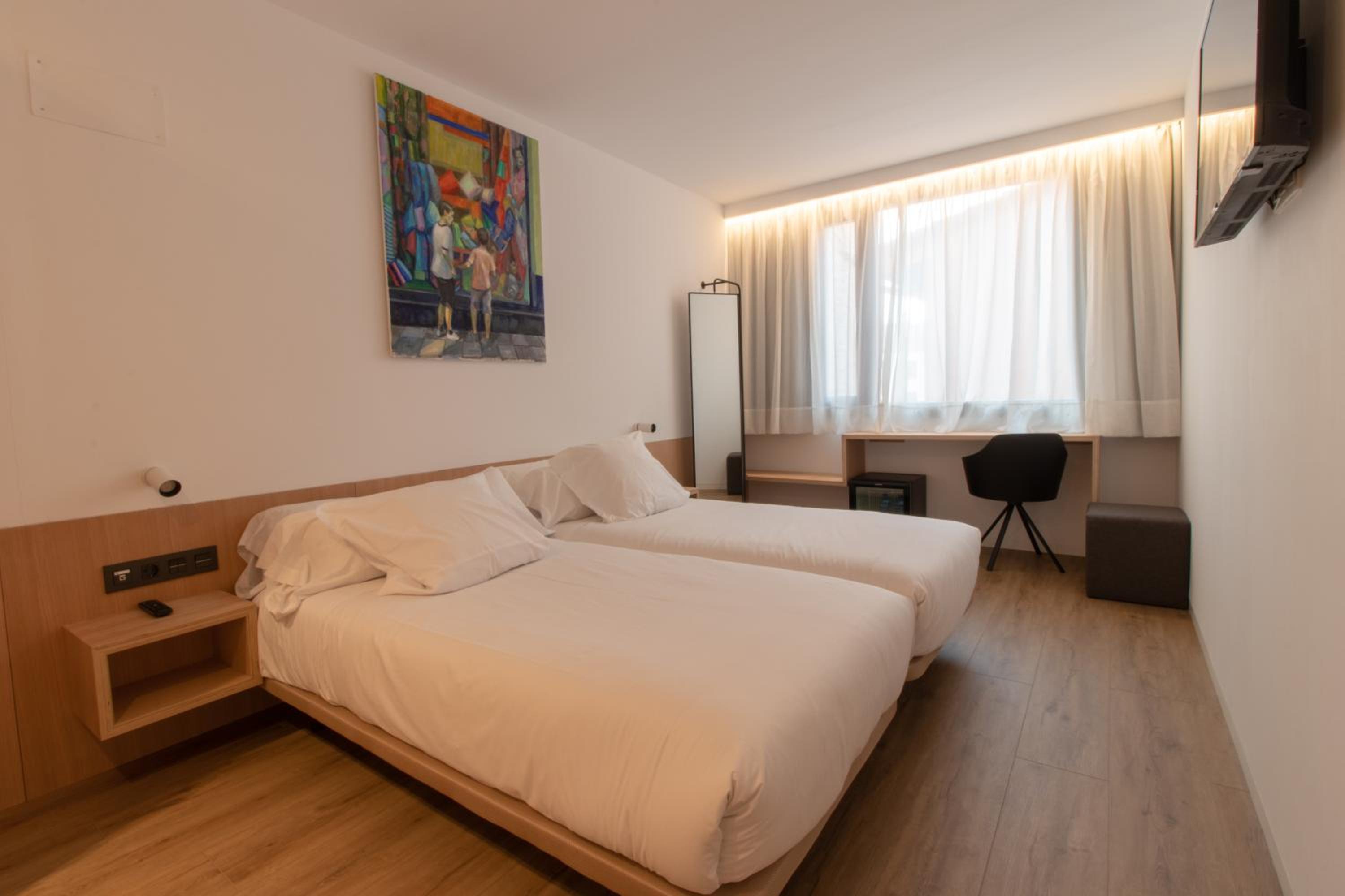 Twin Room - Photo 18