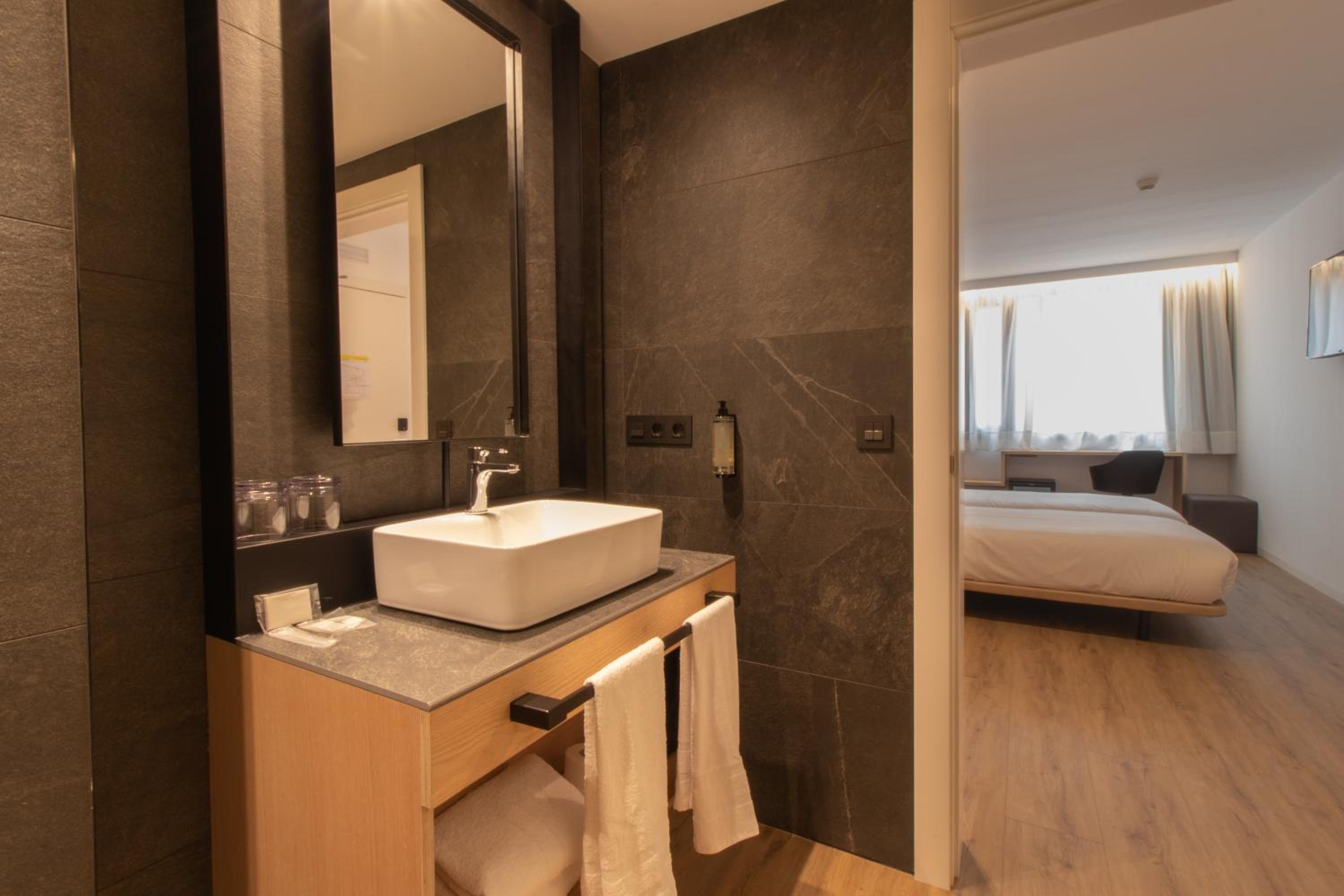 Twin Room - Photo 17