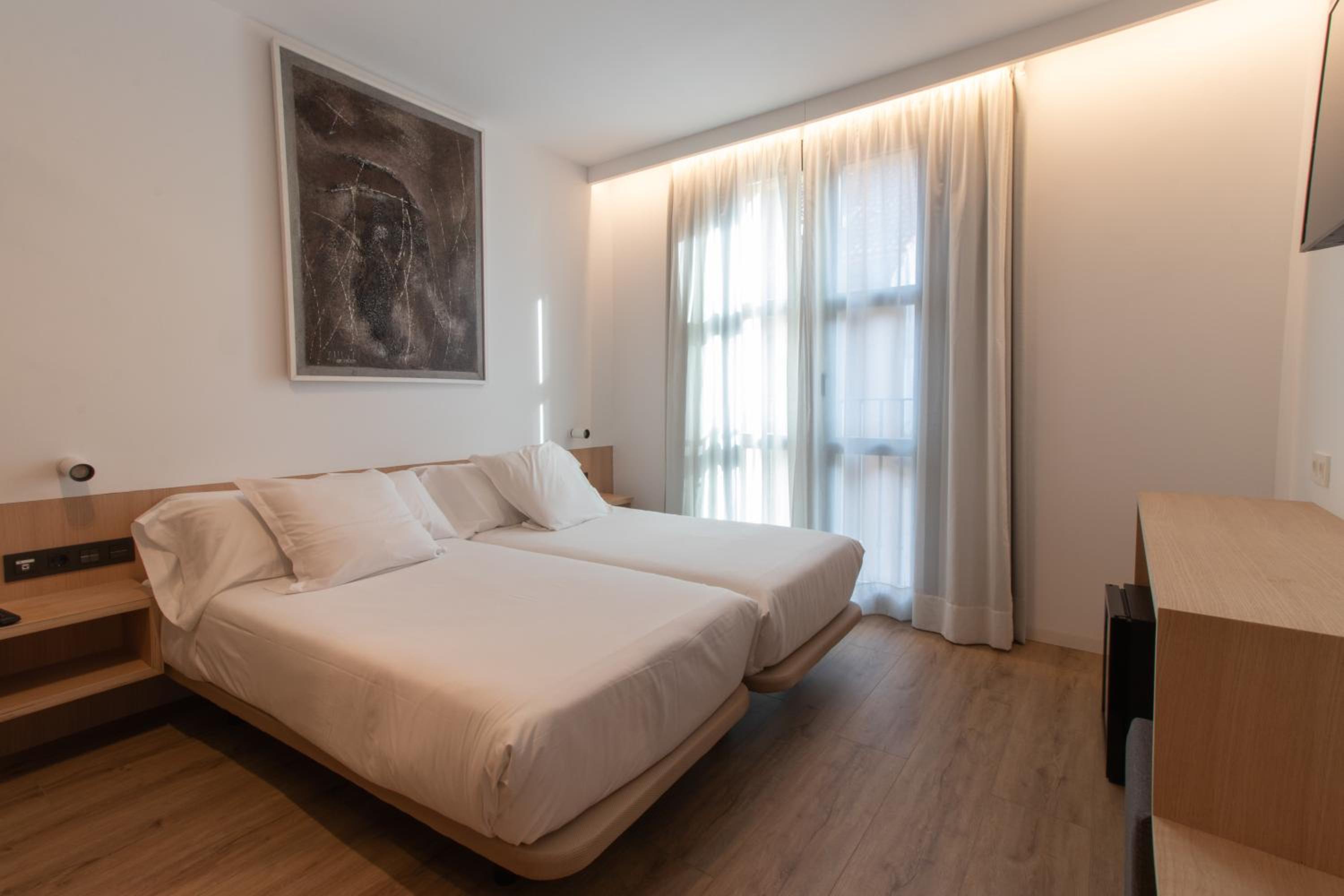 Twin Room - Photo 40