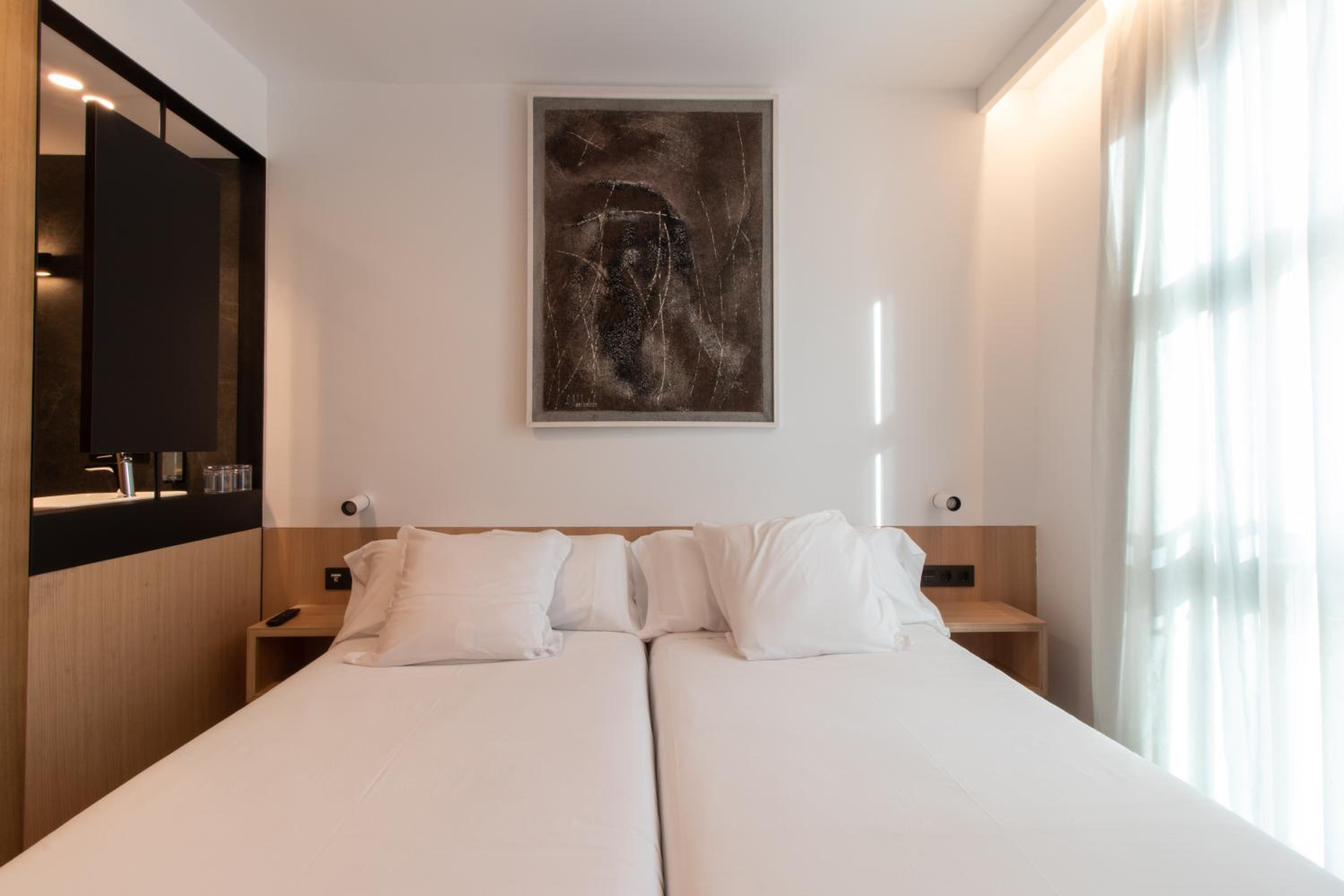 Twin Room - Photo 15