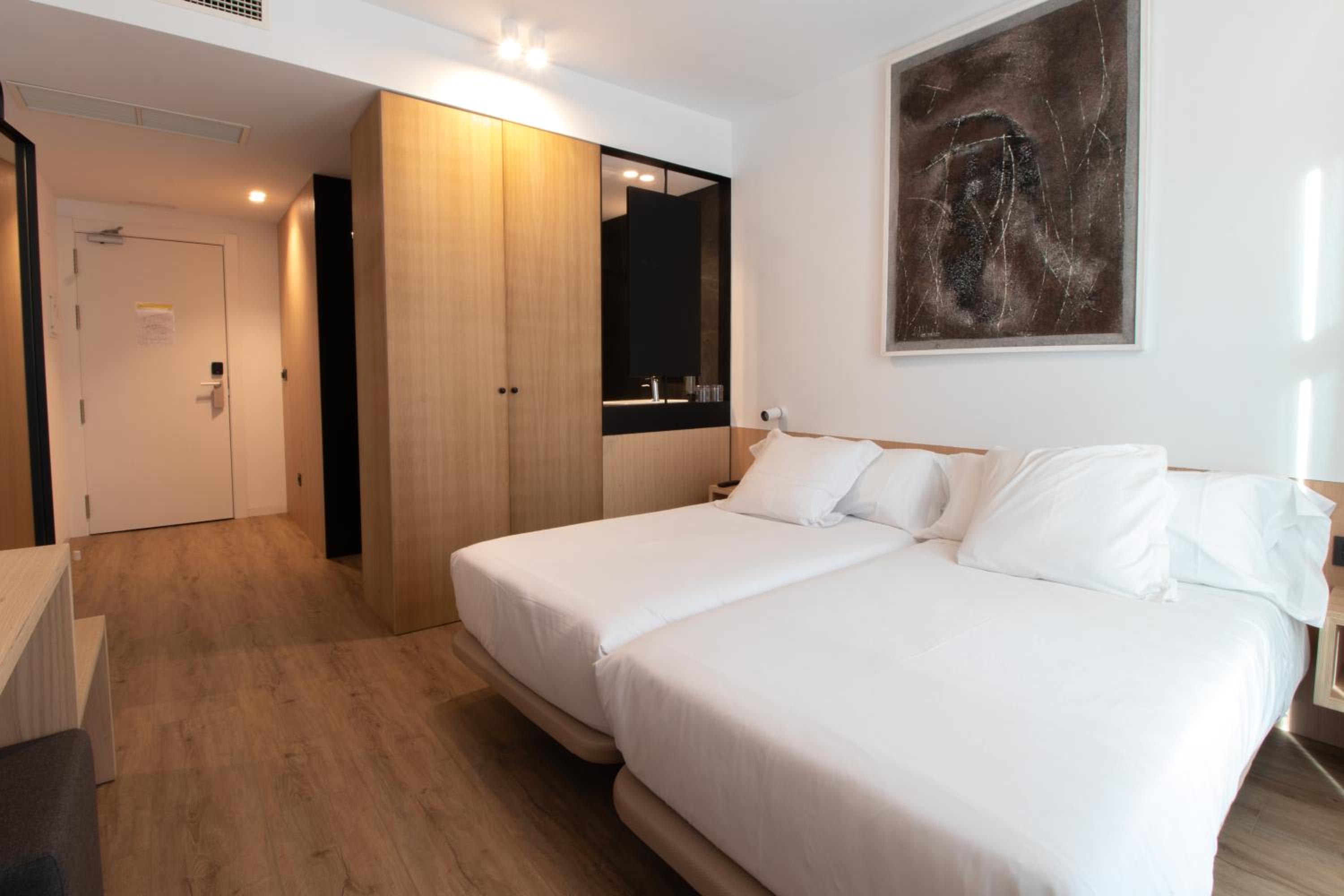 Twin Room - Photo 41