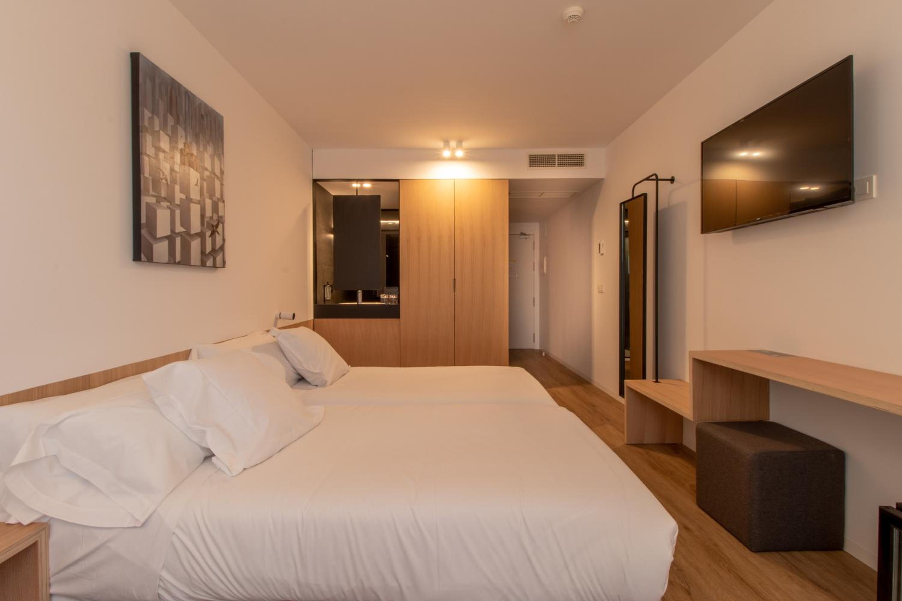 Twin Room - Photo 22