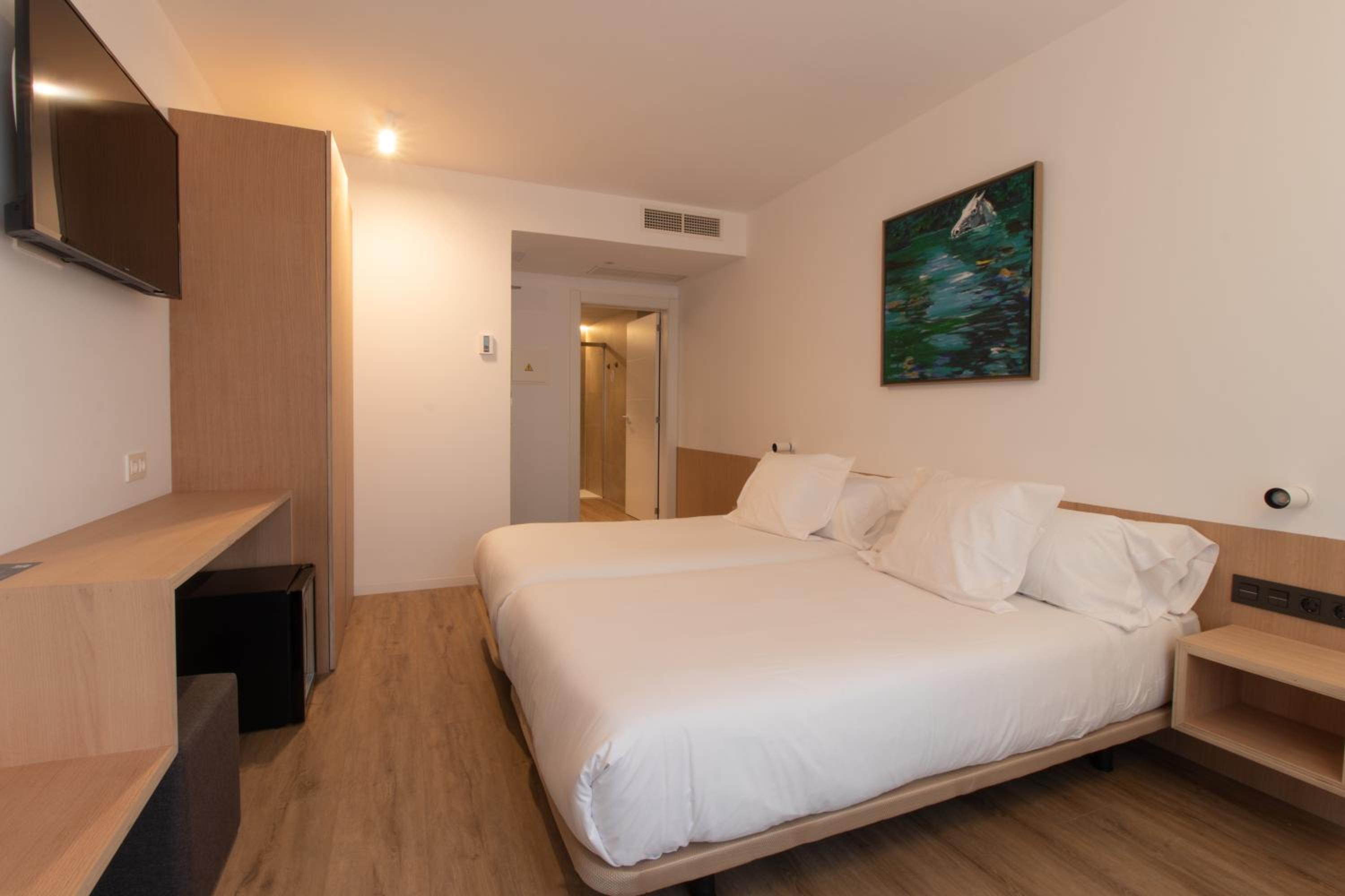 Twin Room - Photo 24