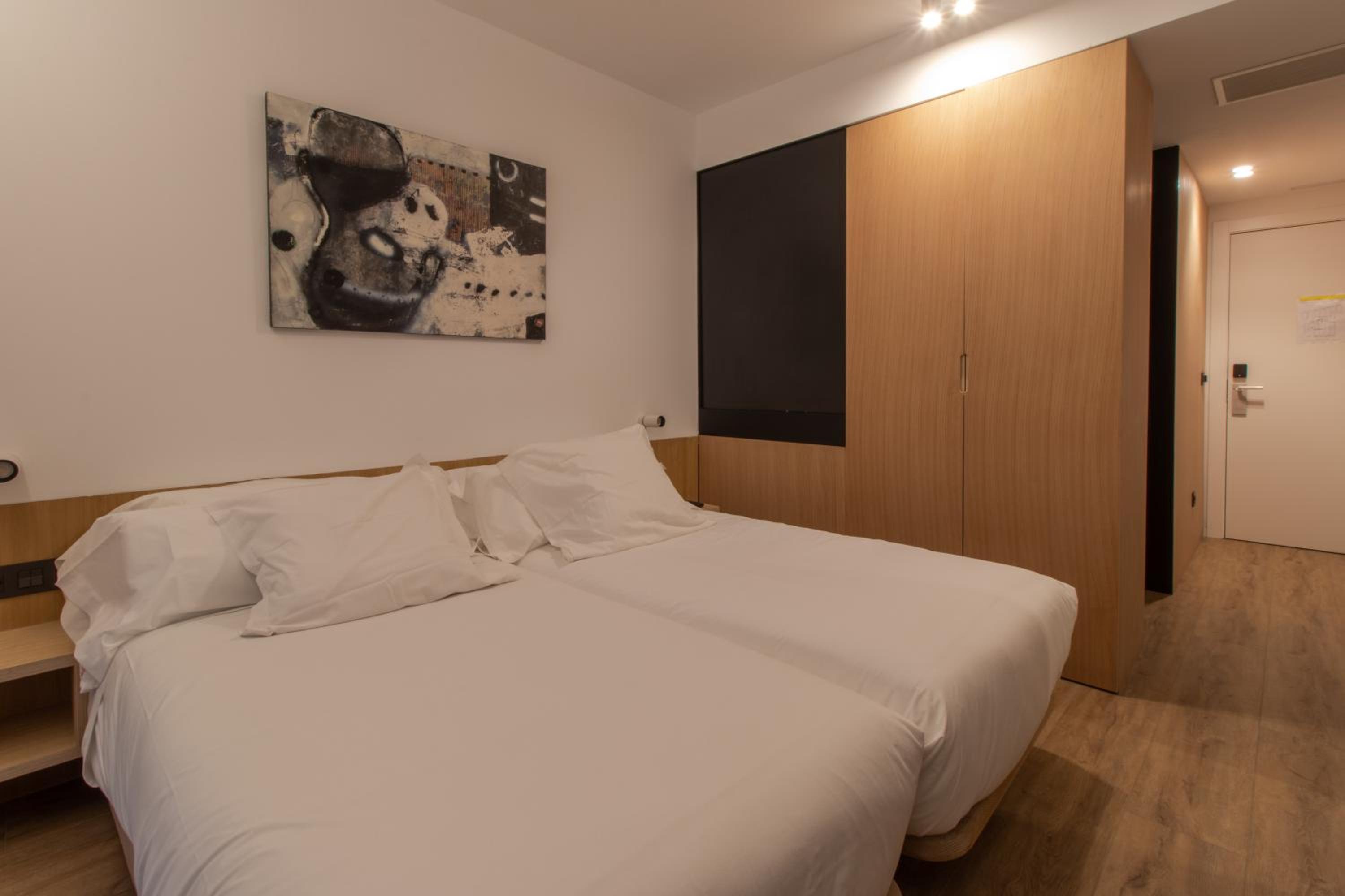 Twin Room - Photo 33