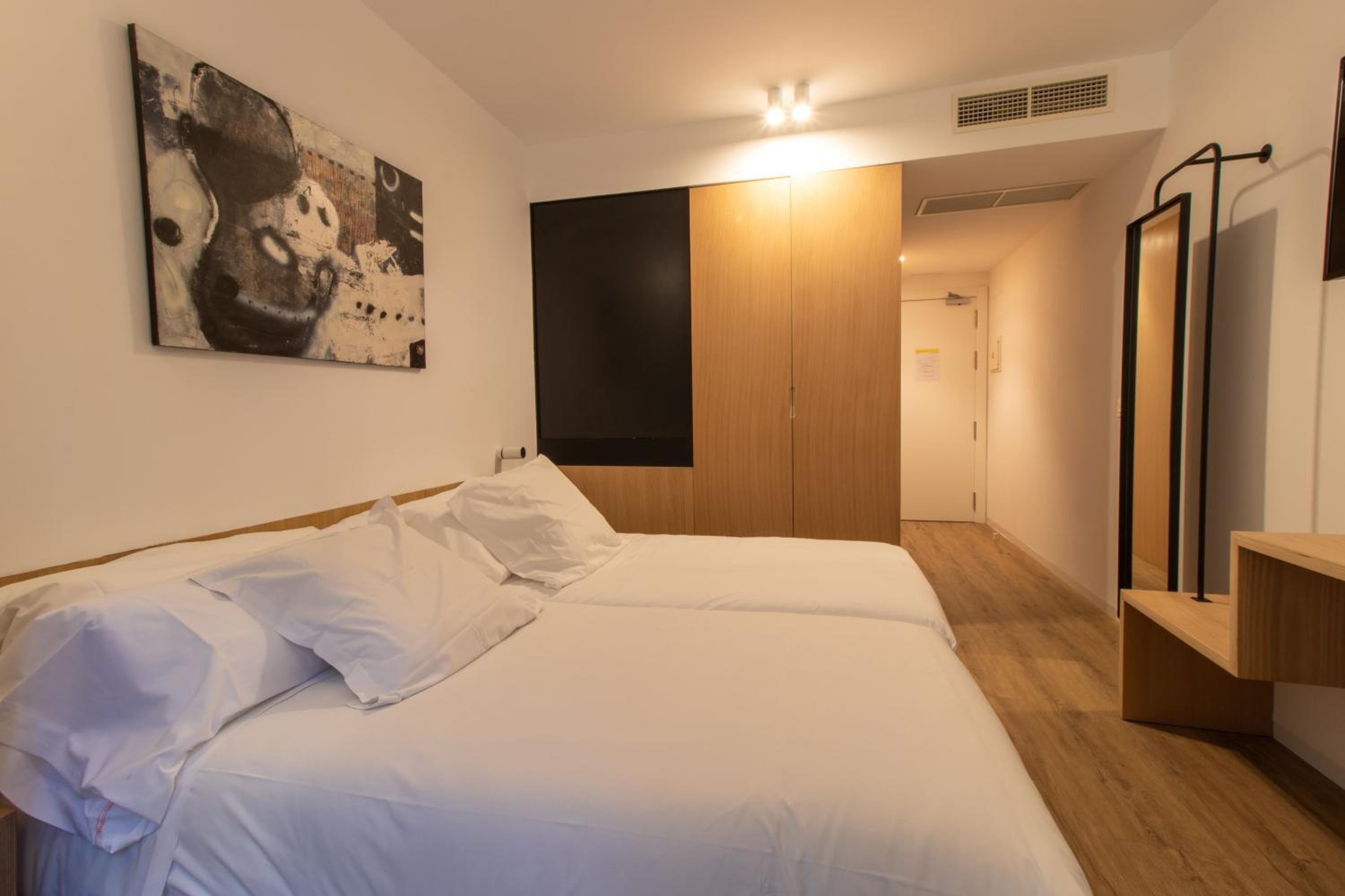 Twin Room - Photo 34