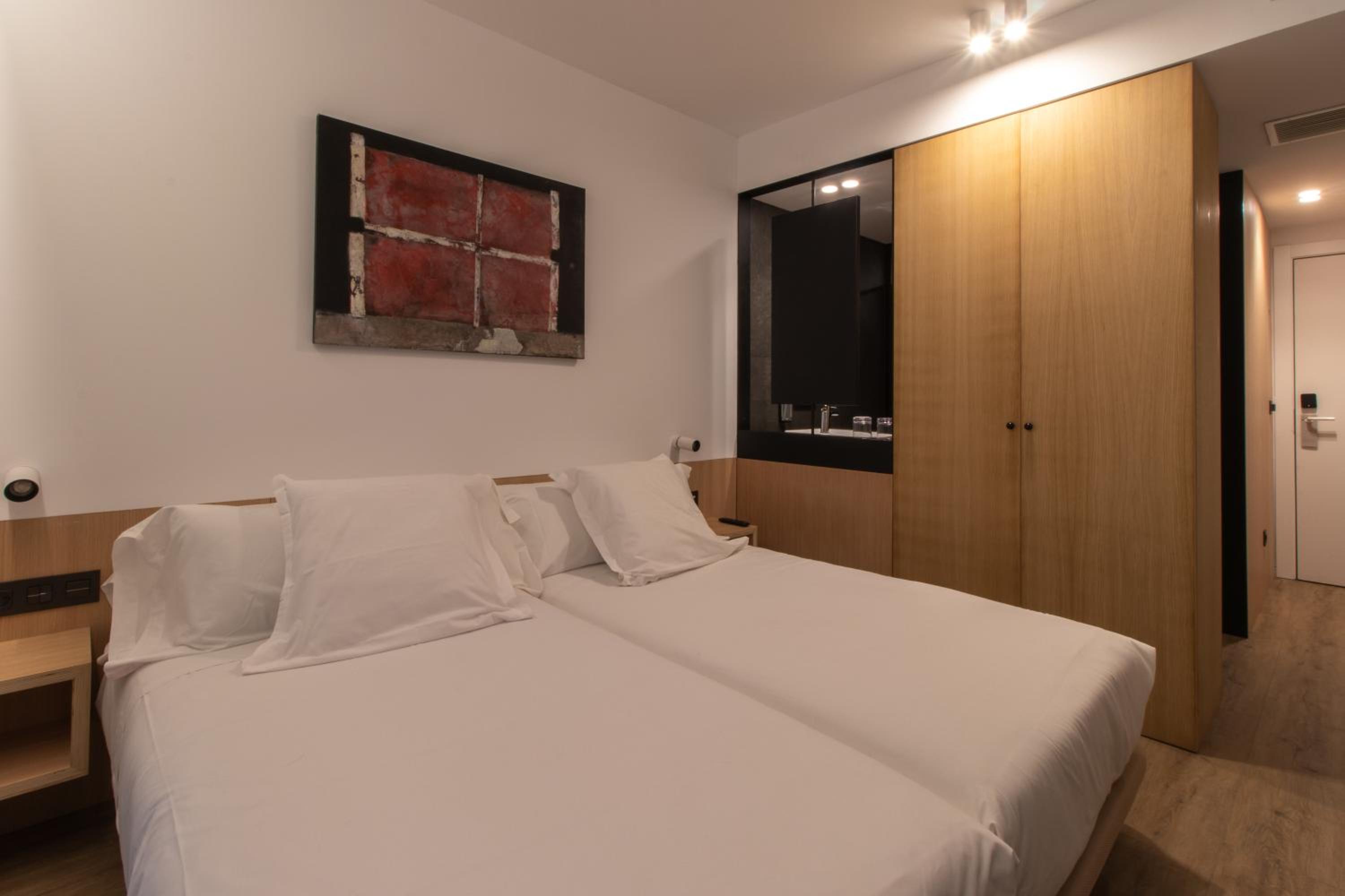 Twin Room - Photo 38