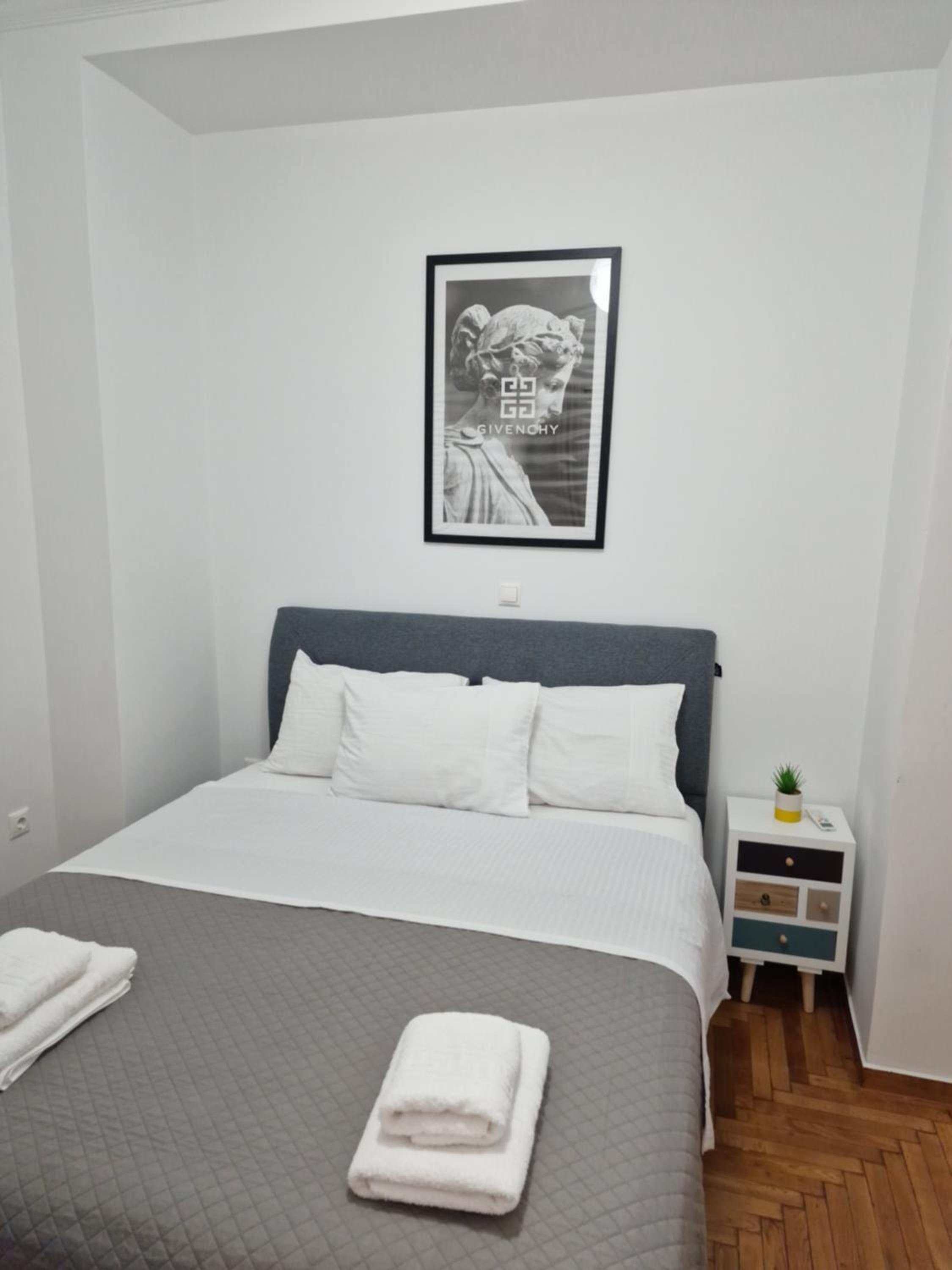One-Bedroom Apartment photo 1