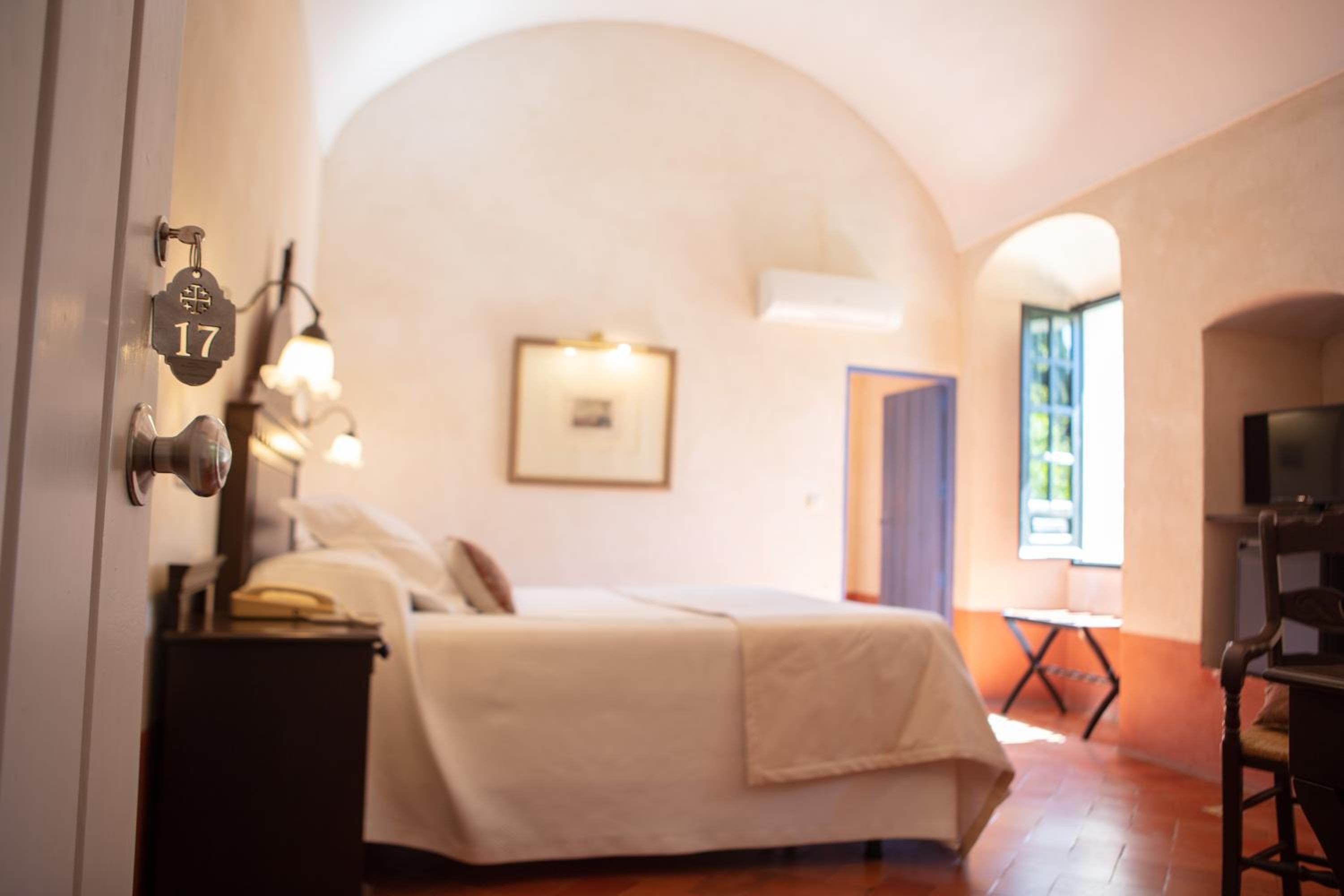 Deluxe Double Room - Photo 11