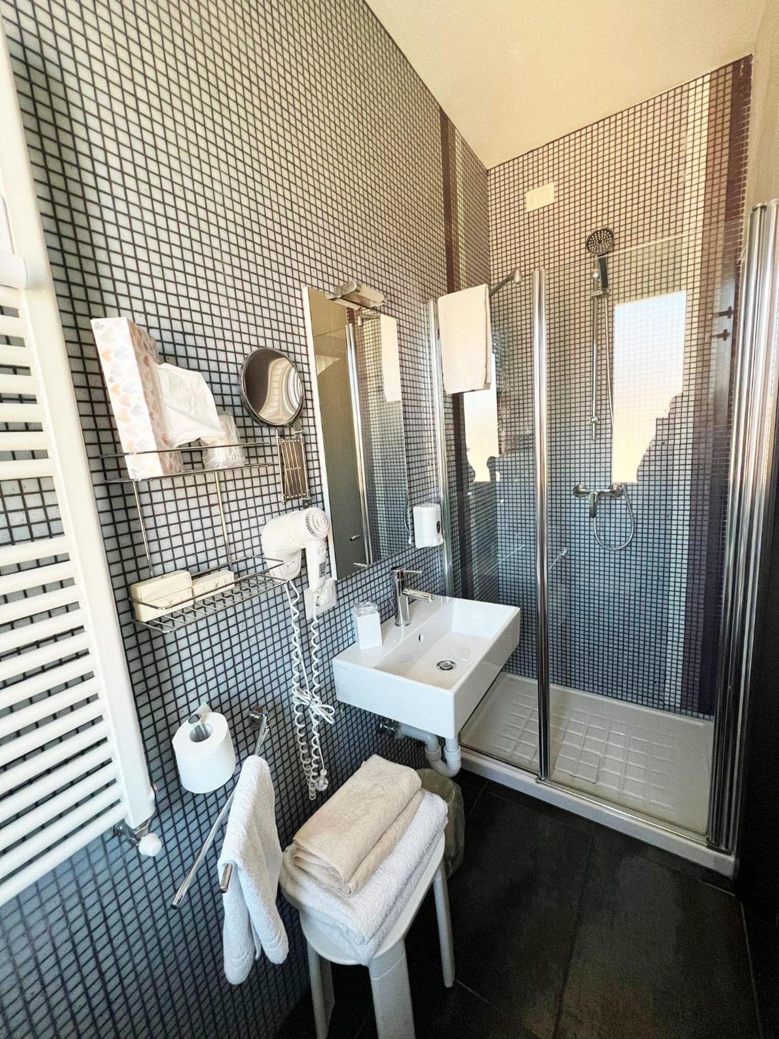 Superior Double or Twin Room - Photo 9