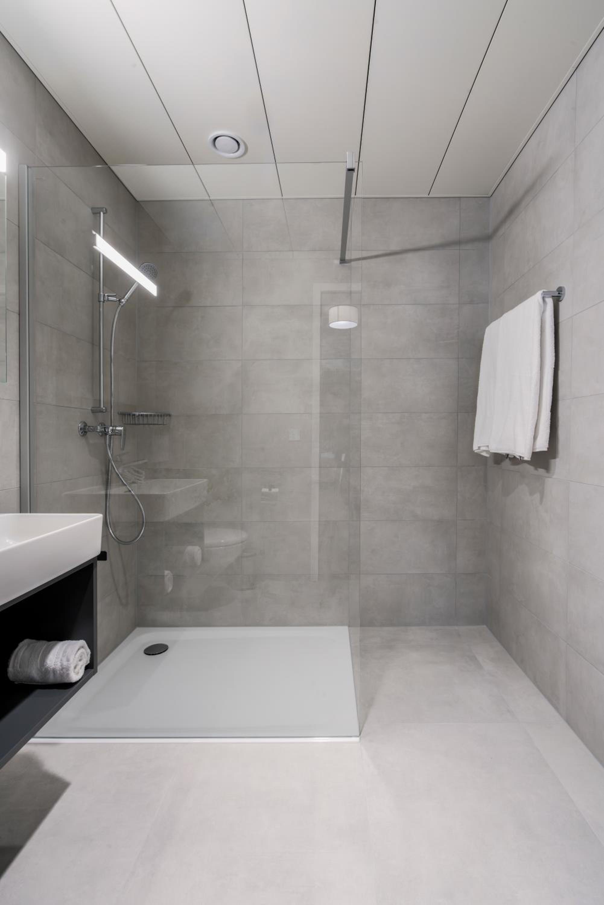 Double or Twin Room with Private Bathroom photo 3