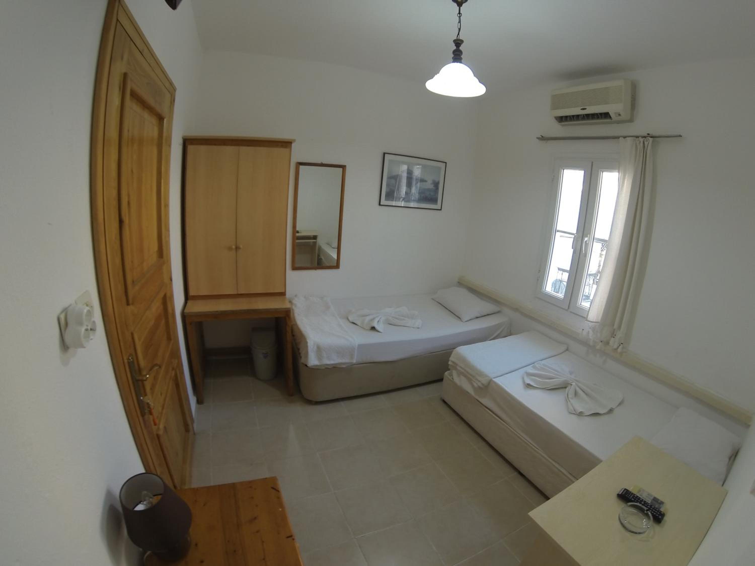 Standard Twin Room - Photo 7