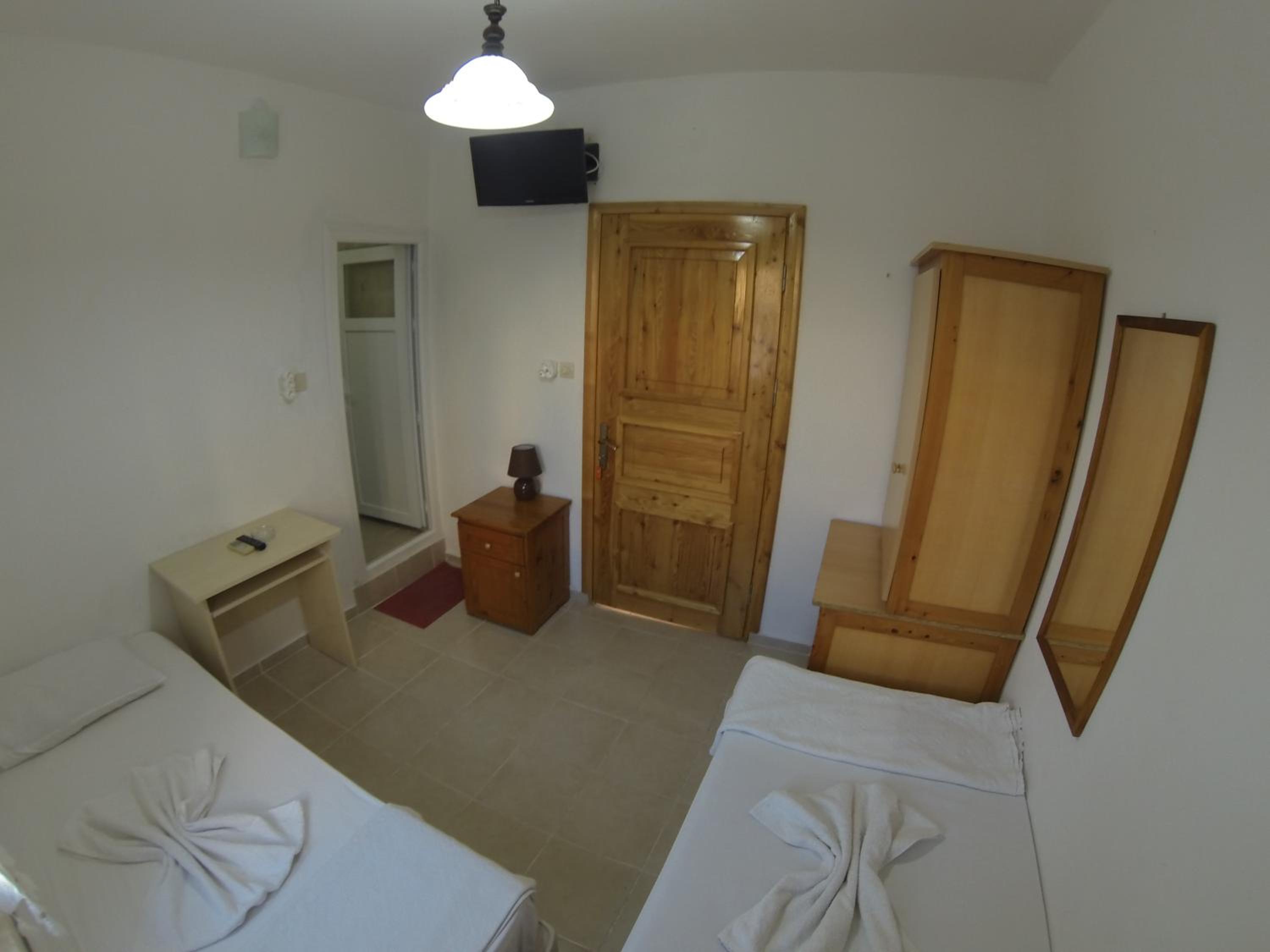 Standard Twin Room - Photo 4