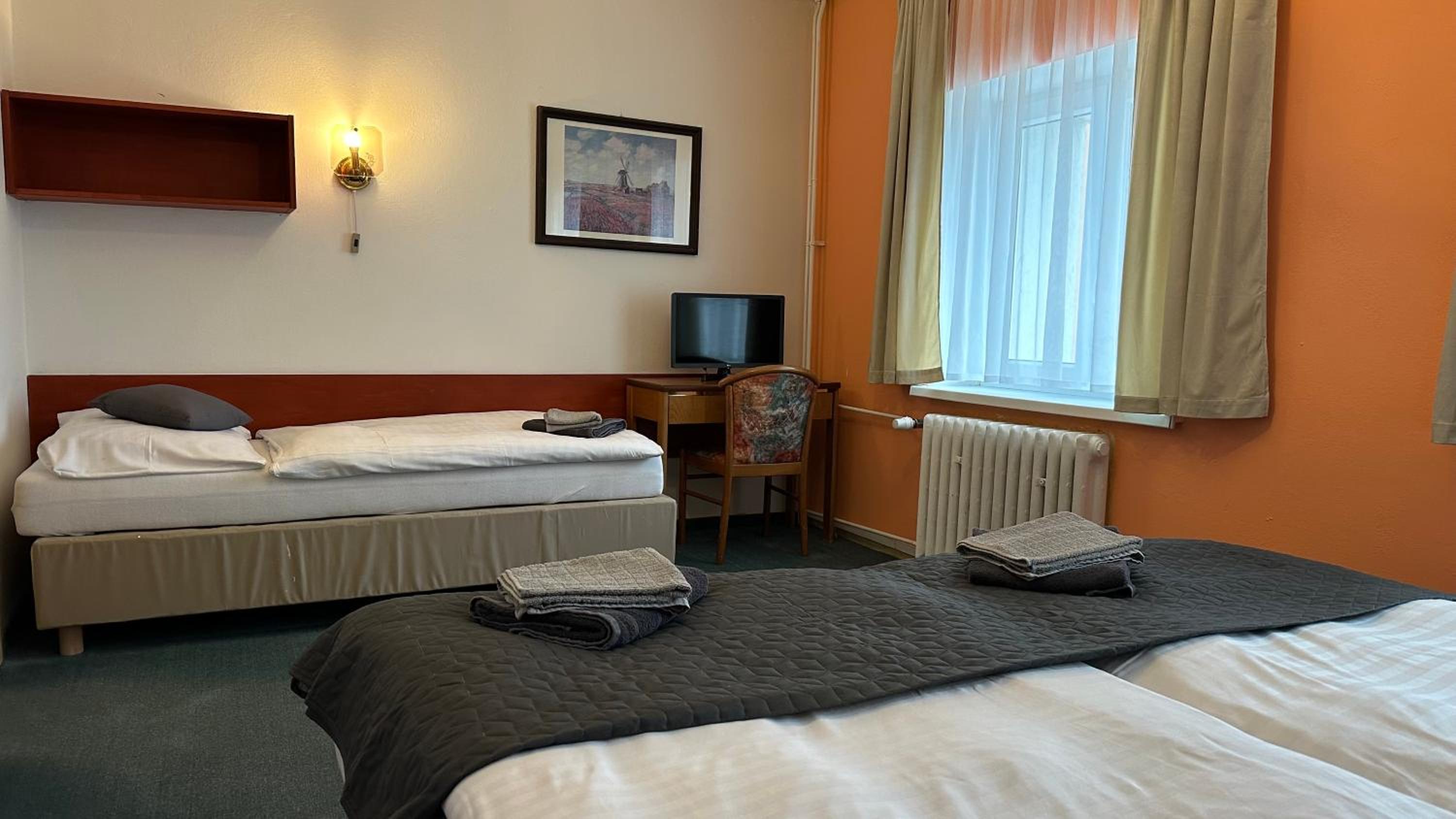 Economy Triple Room photo 2