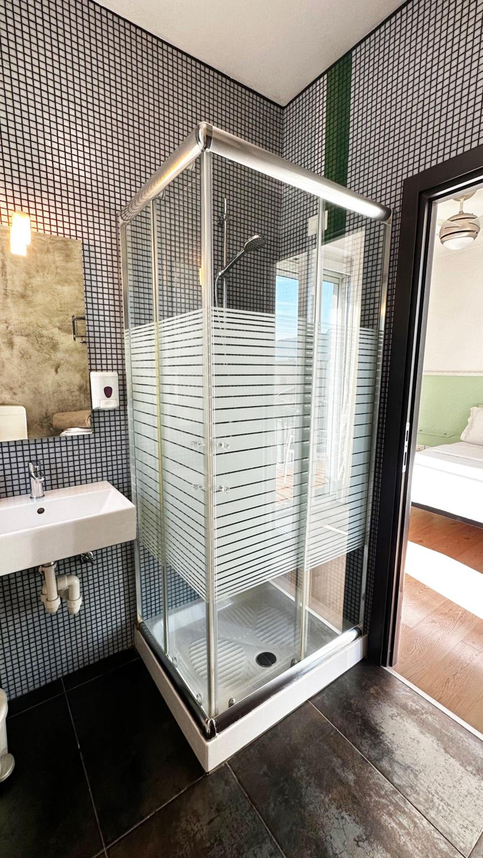 Standard Double Room with Balcony - Photo 2