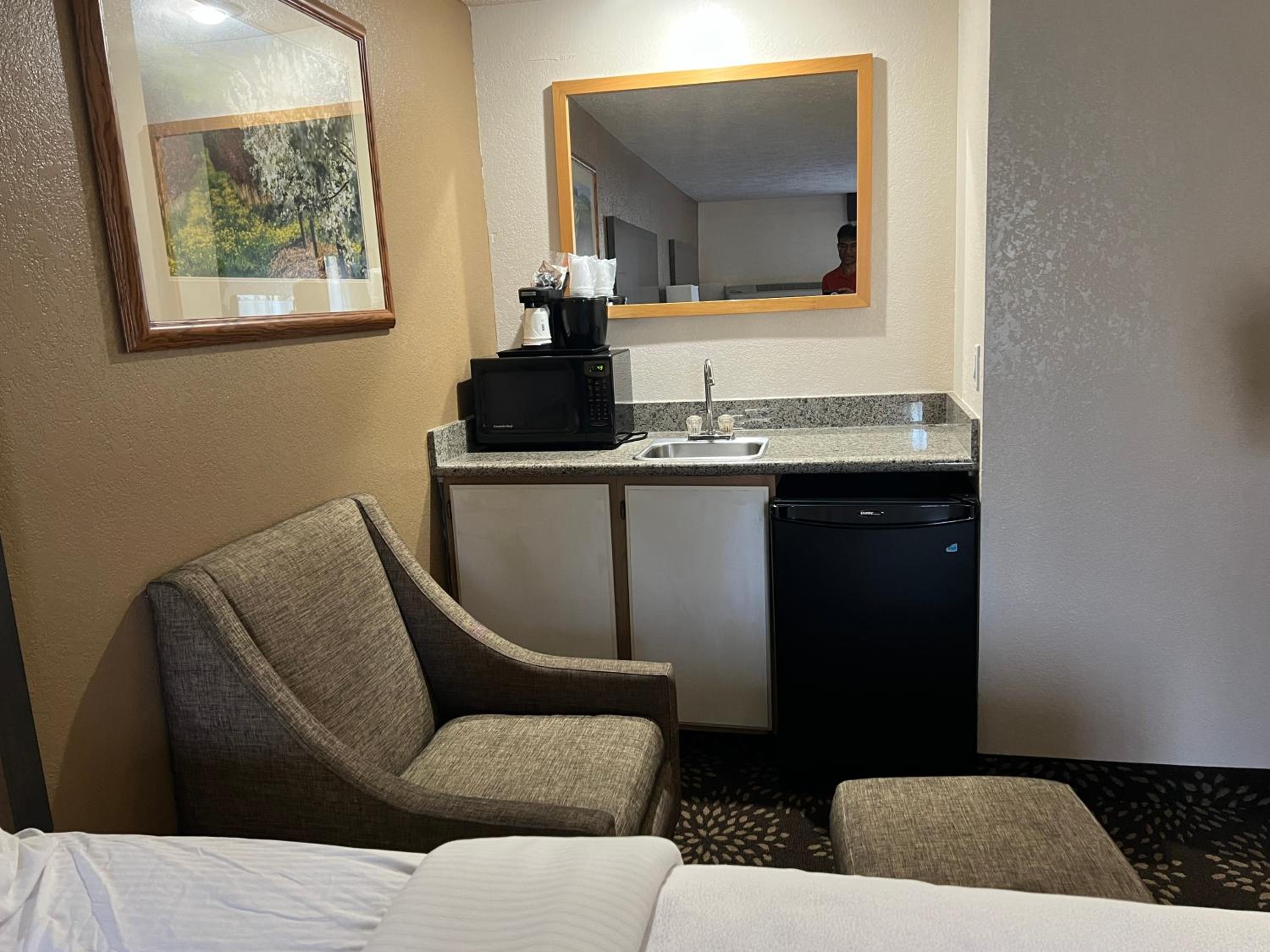 King Suite - Non Smoking - Photo 8