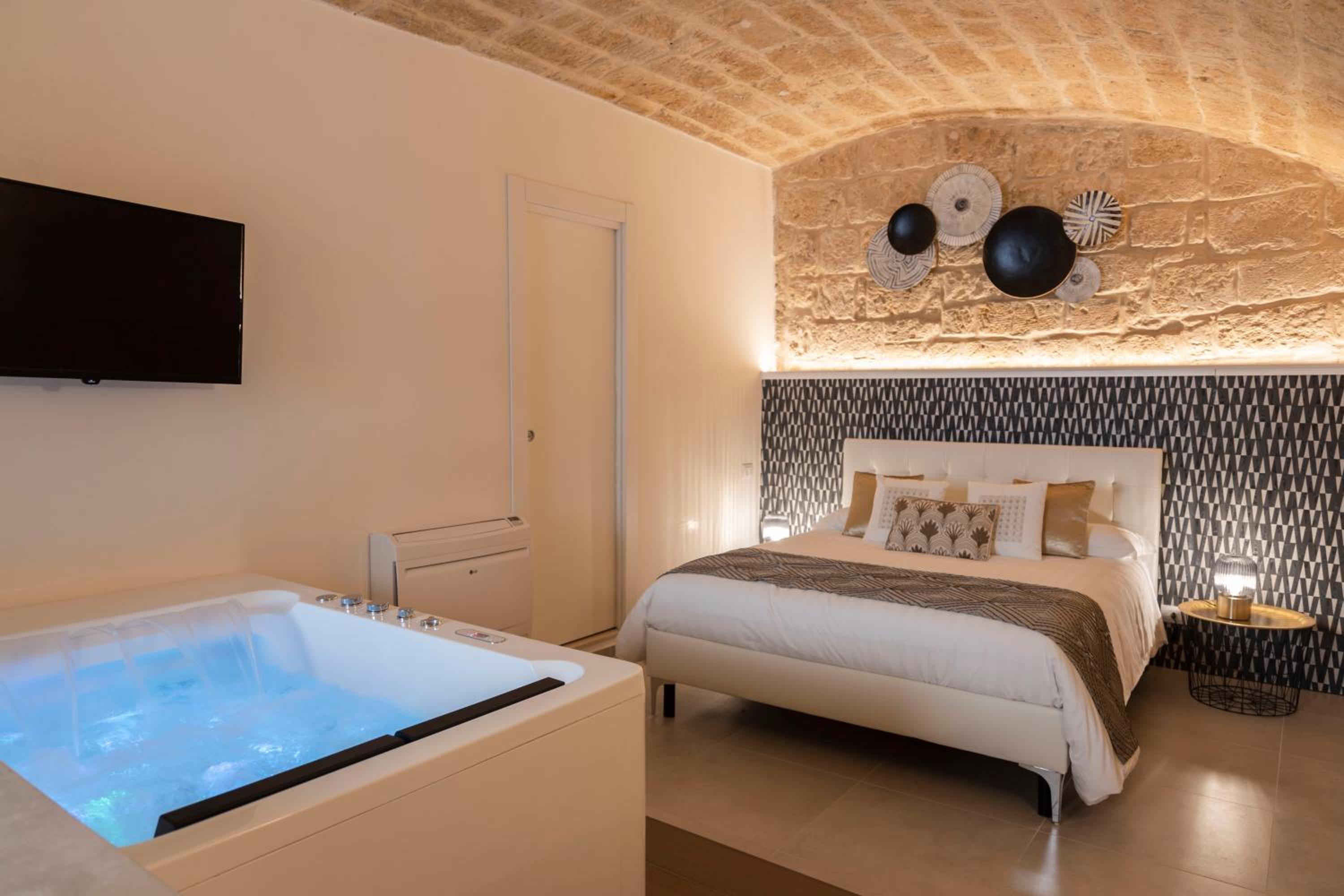 King Room with Spa Bath - Photo 15