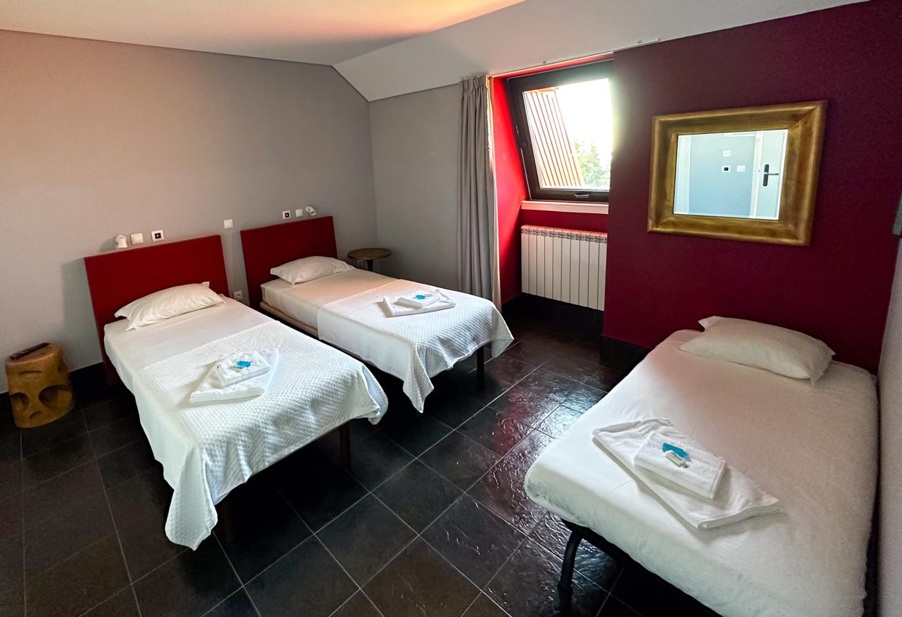 Classic Twin Room with Private Bathroom - Photo 3
