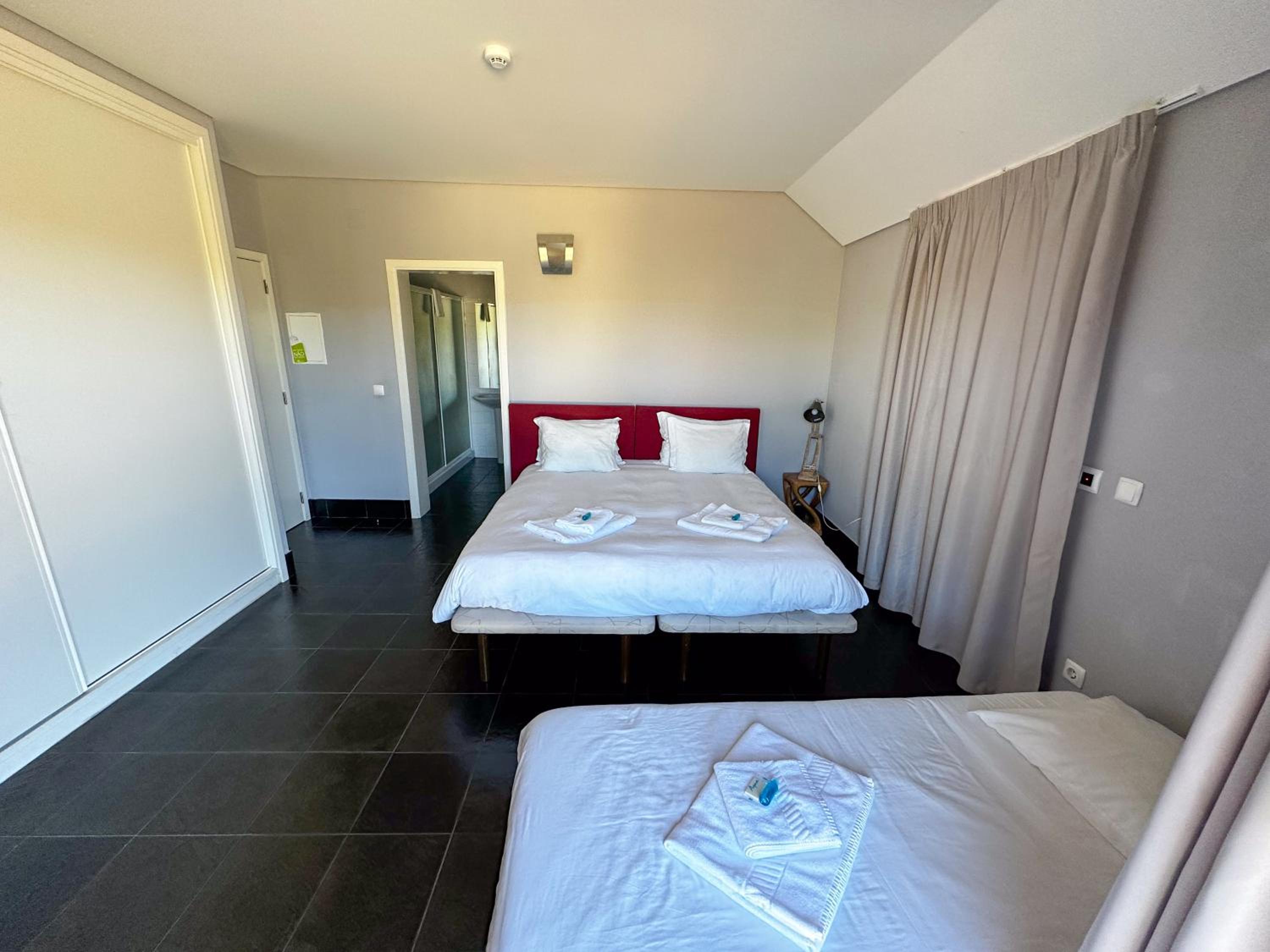 Classic Twin Room with Private Bathroom - Photo 11