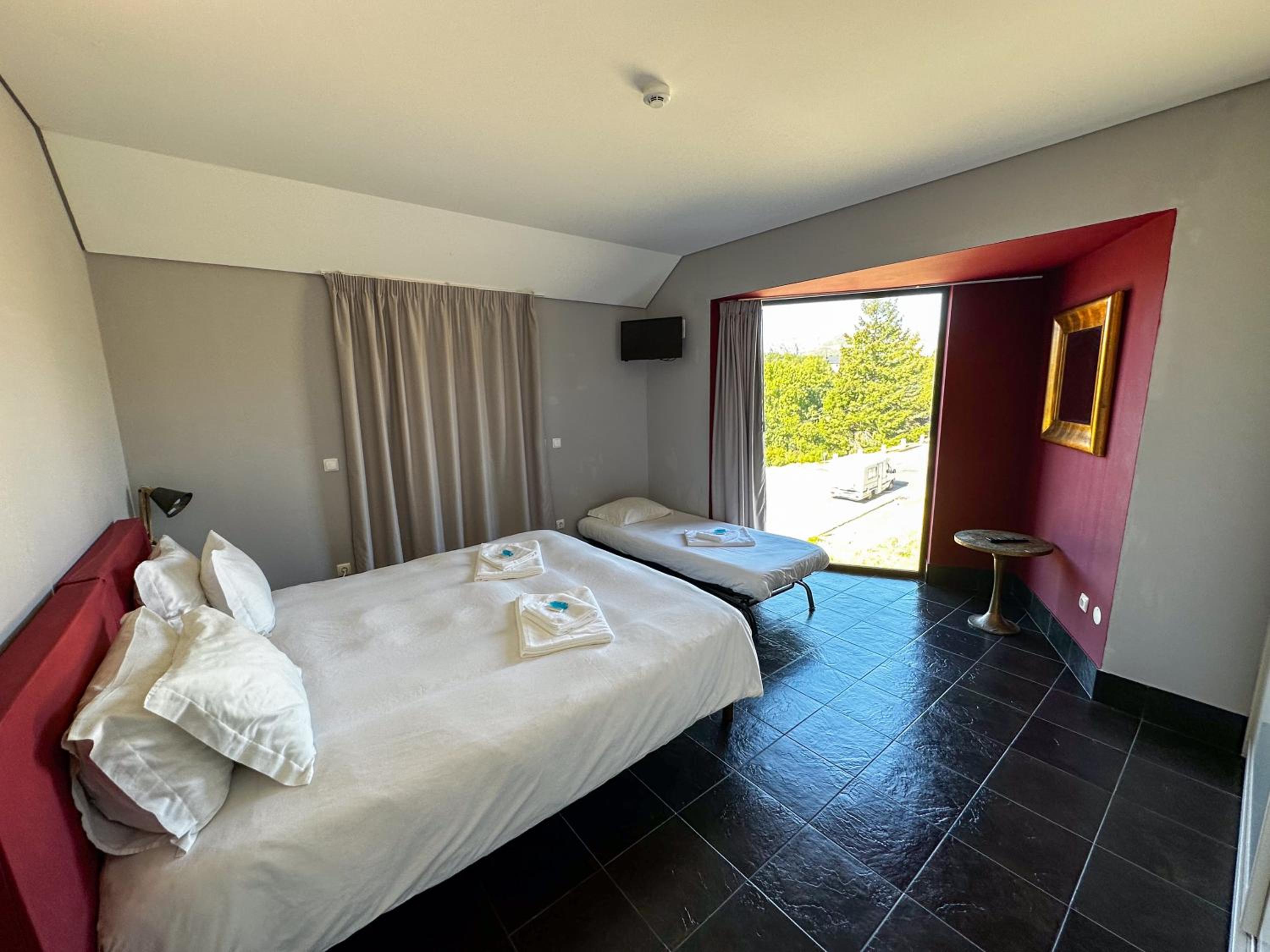 Classic Twin Room with Private Bathroom - Photo 9