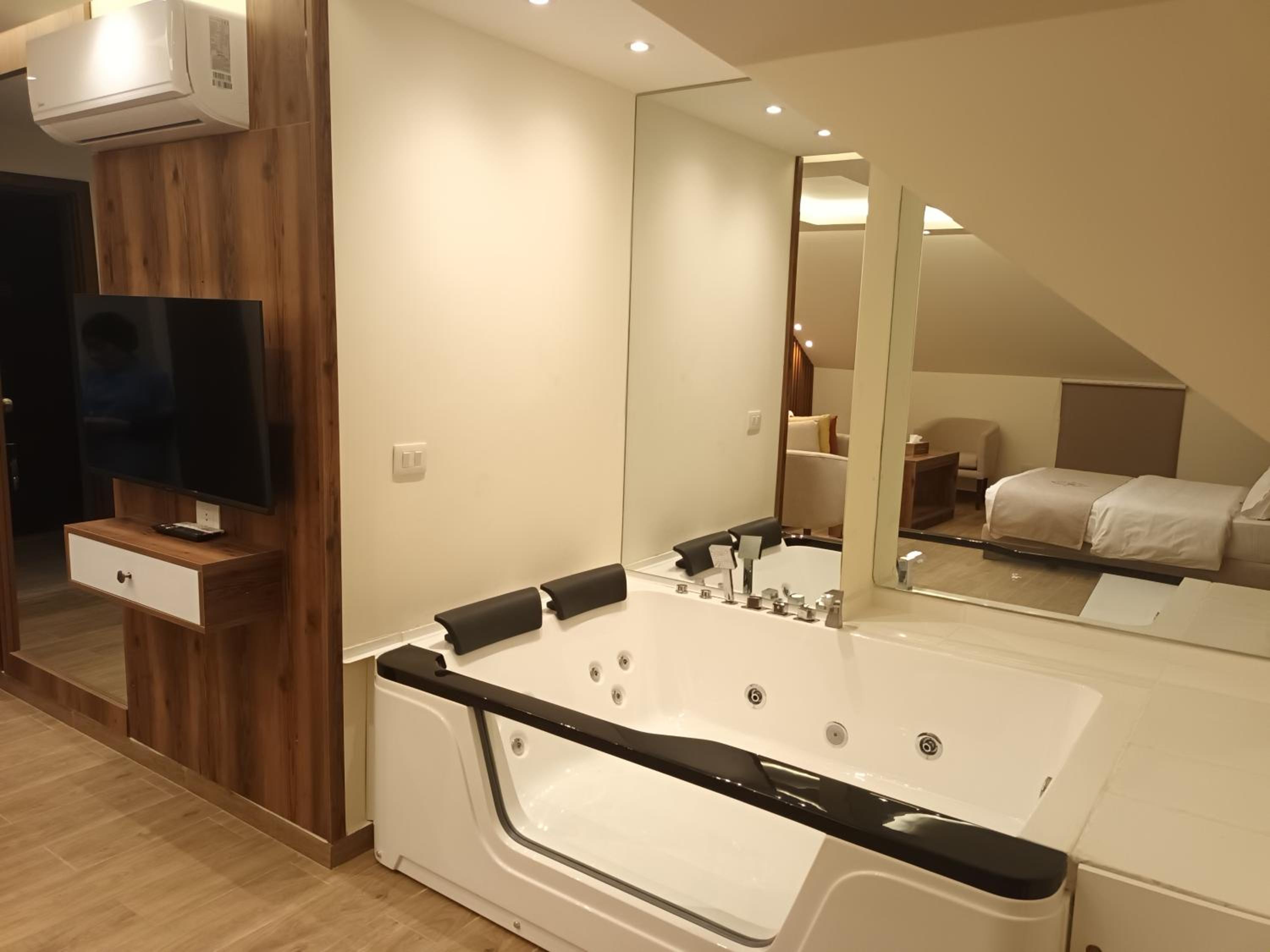 King Suite with Spa Bath photo 2