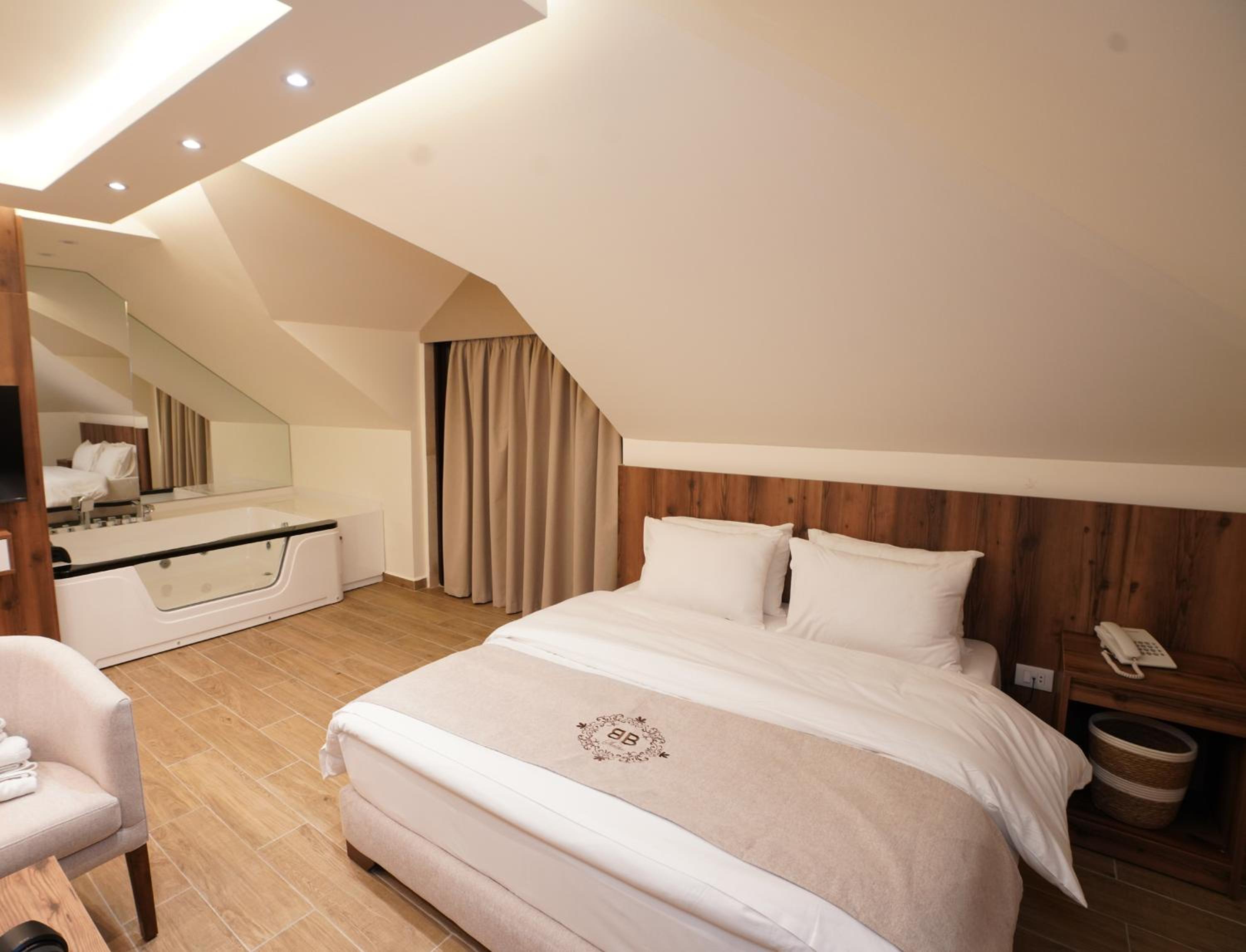 King Suite with Spa Bath photo 1
