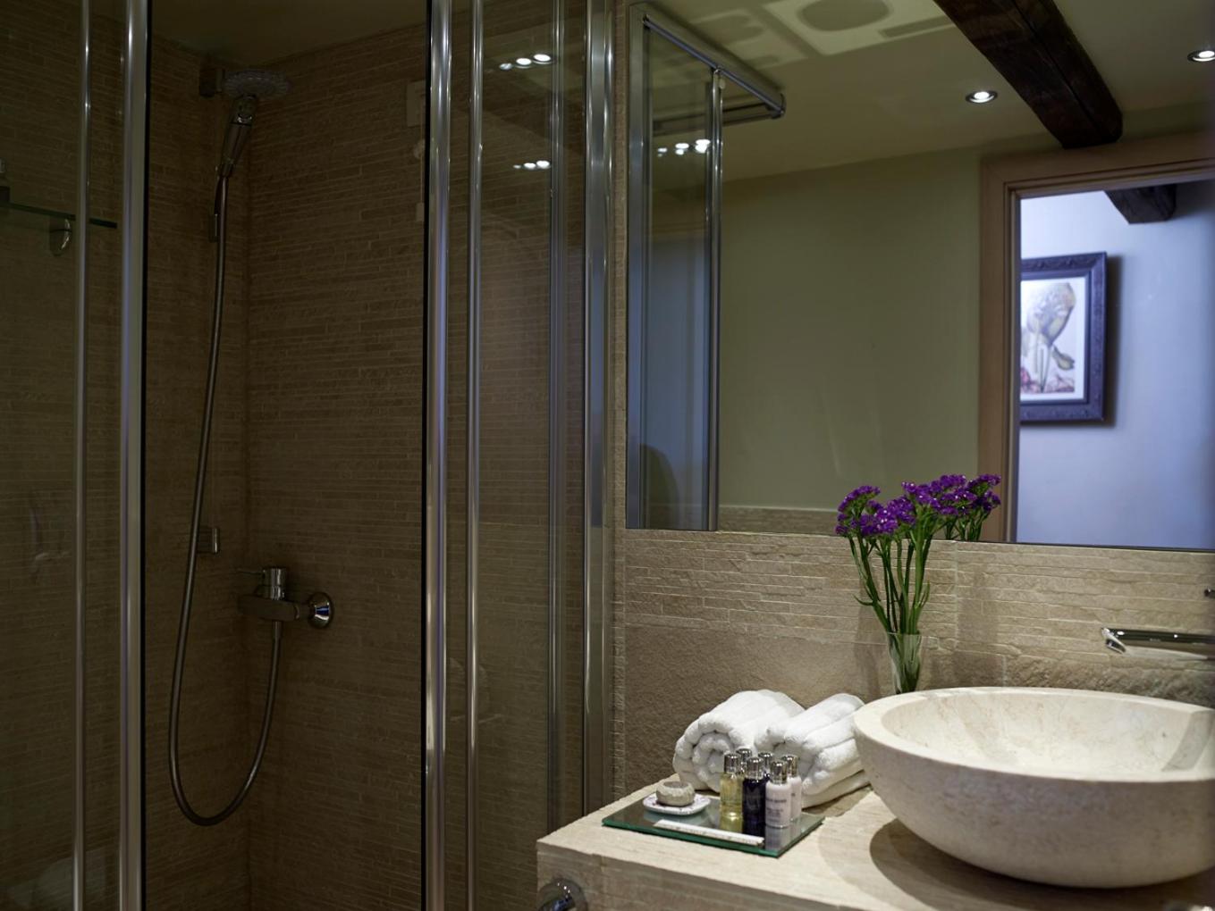 Premium Suite - Photo 10