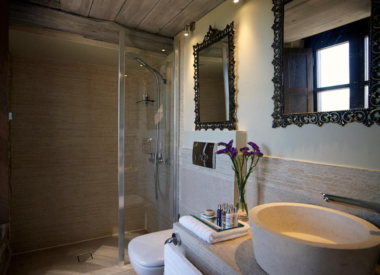 Honeymoon Suite - Photo 3