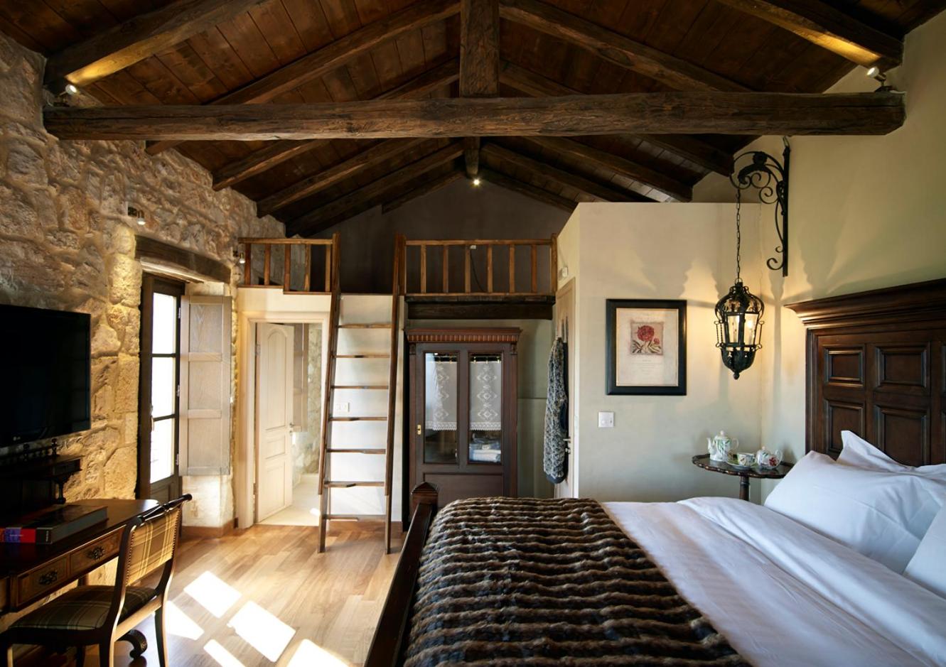 Honeymoon Suite - Photo 1