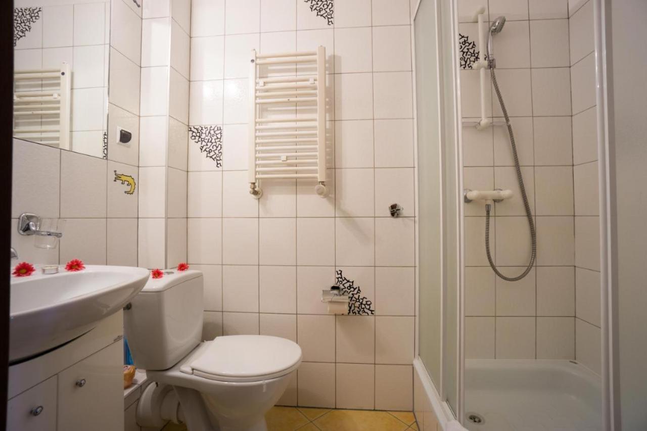 Twin Room with Bathroom photo 2