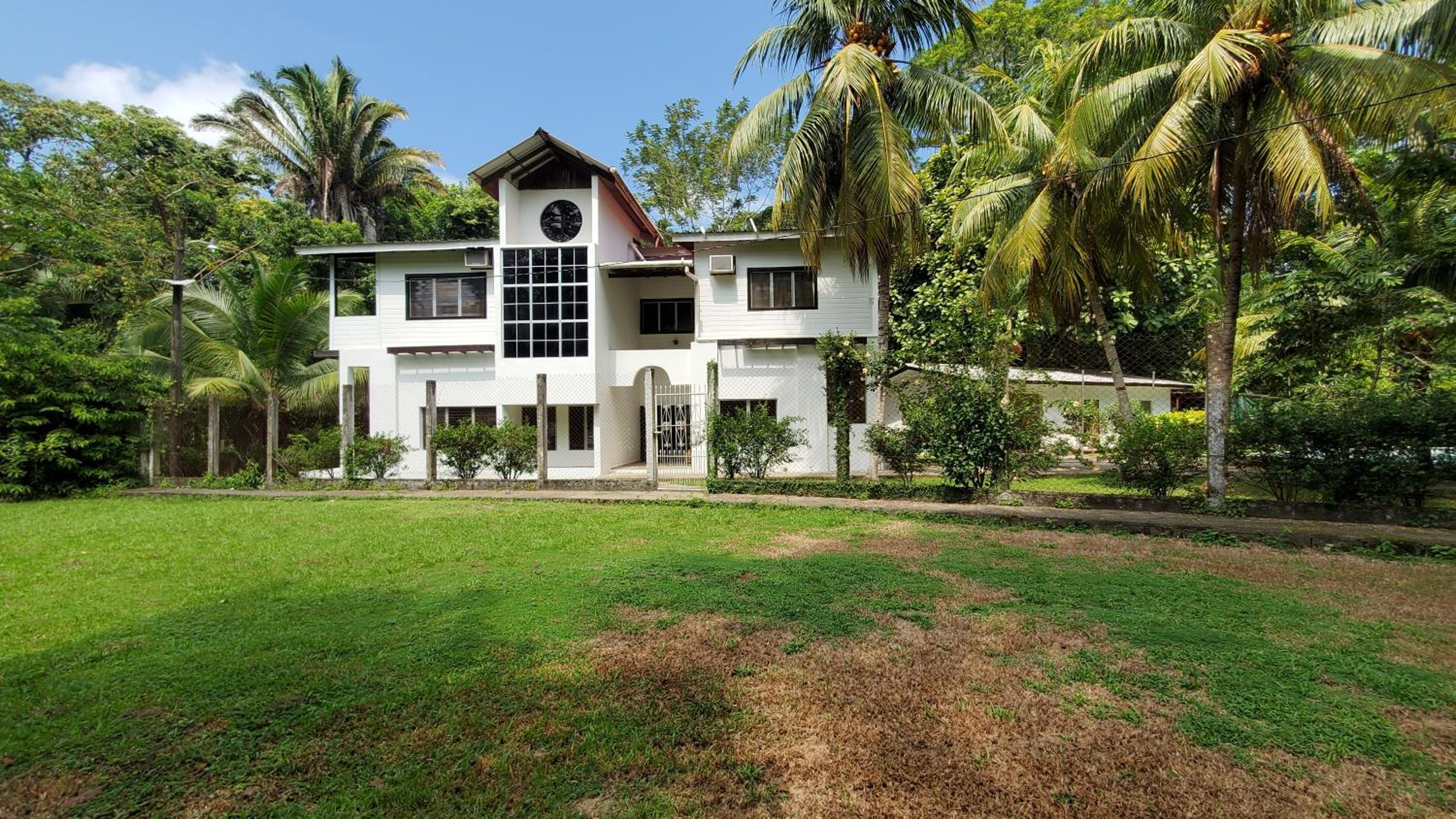 Five-Bedroom House photo 2
