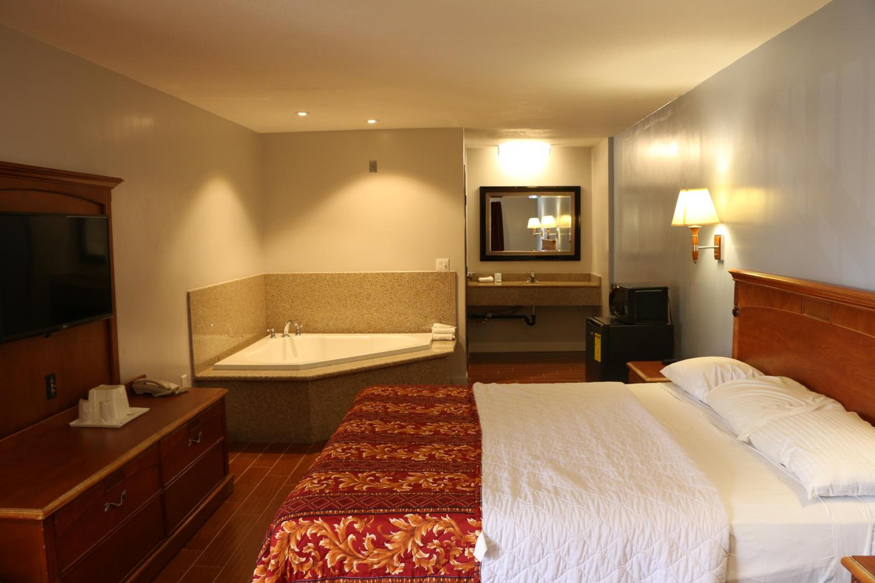 King Suite with Spa Bath - Photo 6