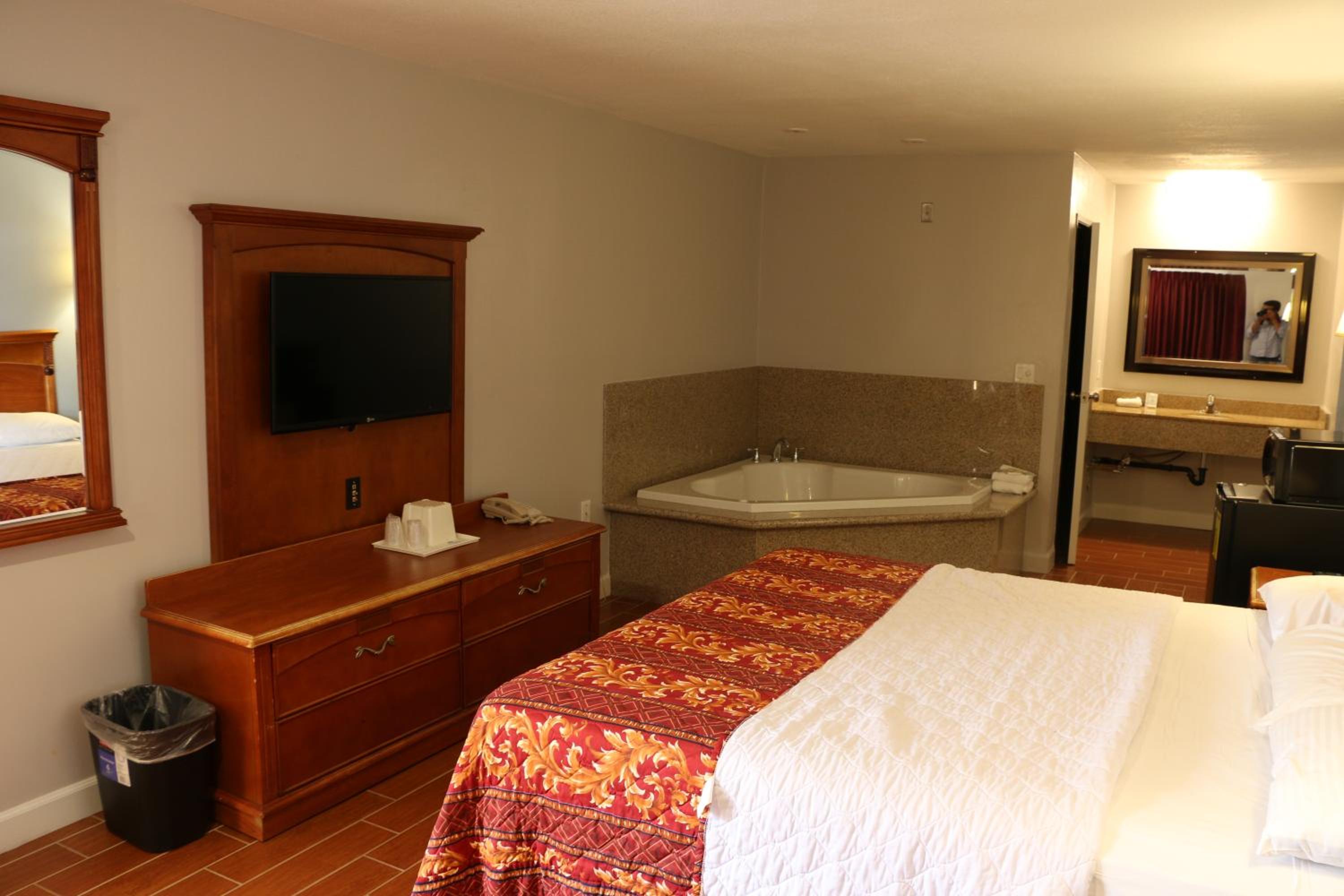 King Suite with Spa Bath - Photo 7
