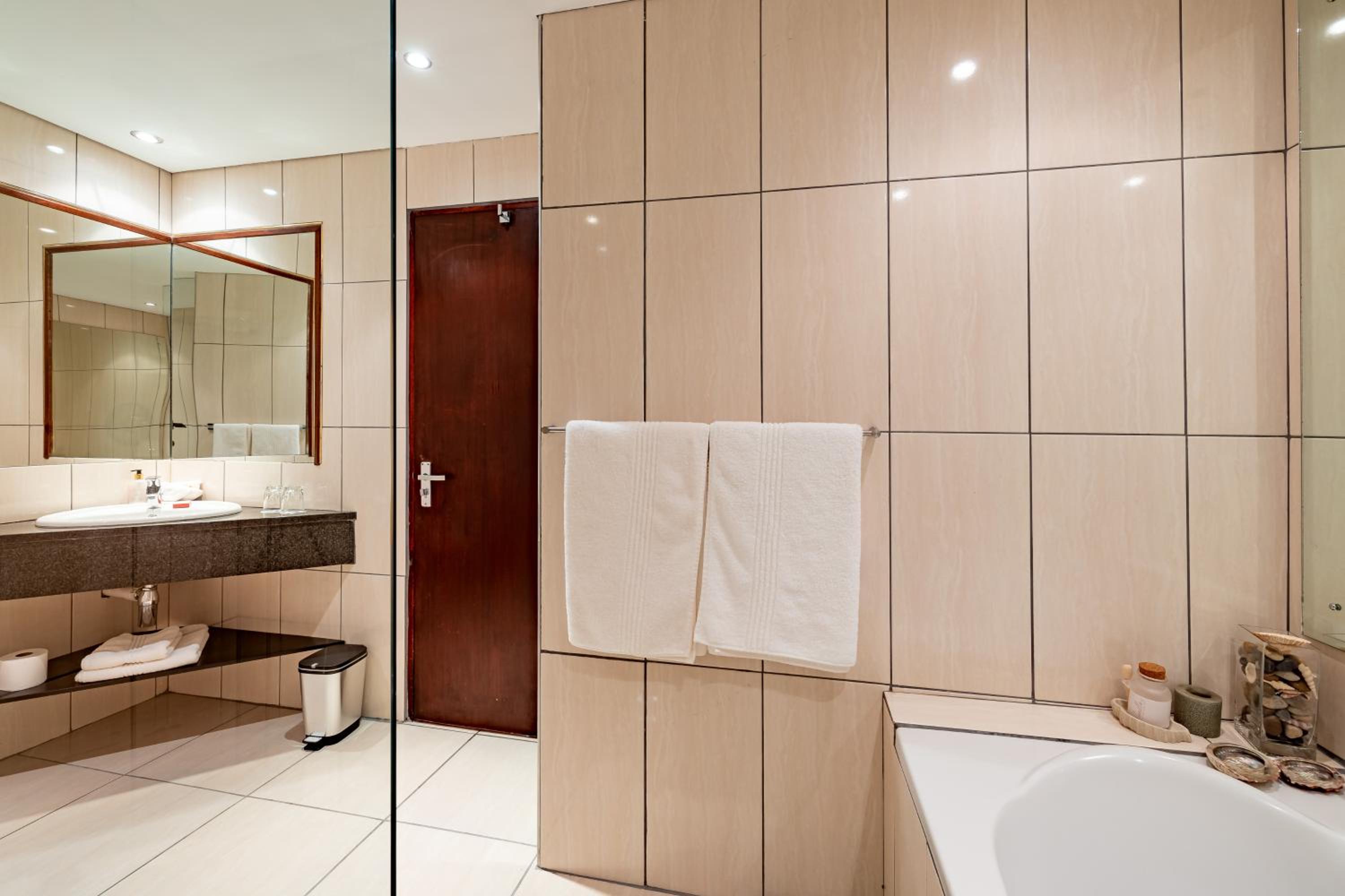 Executive Suite - Photo 17